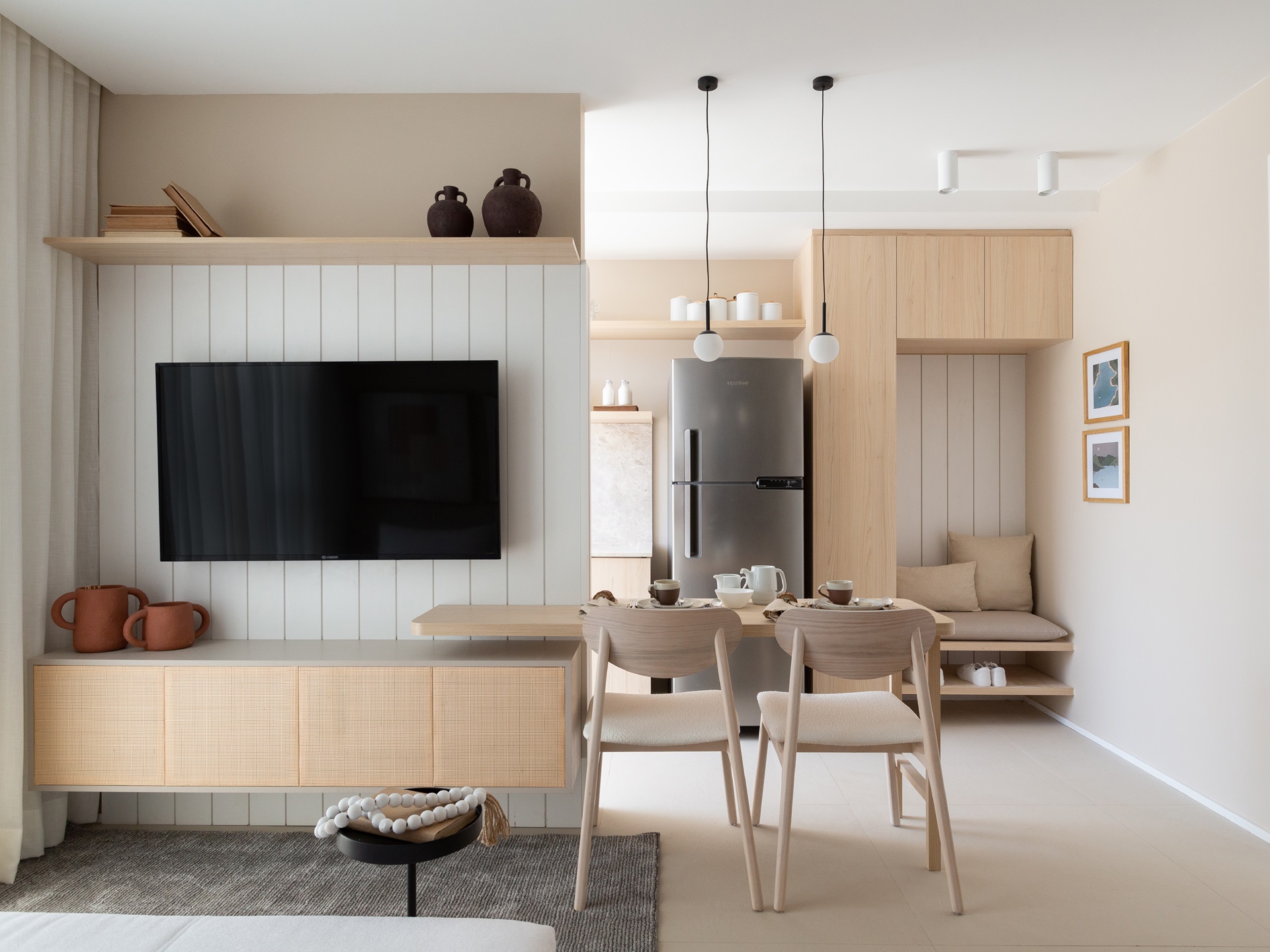 Apartamento pequeno com cozinha e sala de estar integradas, em tons neutros e claros
