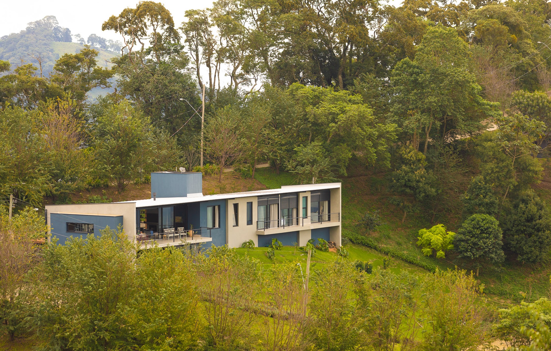 Casa duplex em estilo contemporâneo com área verde no entorno