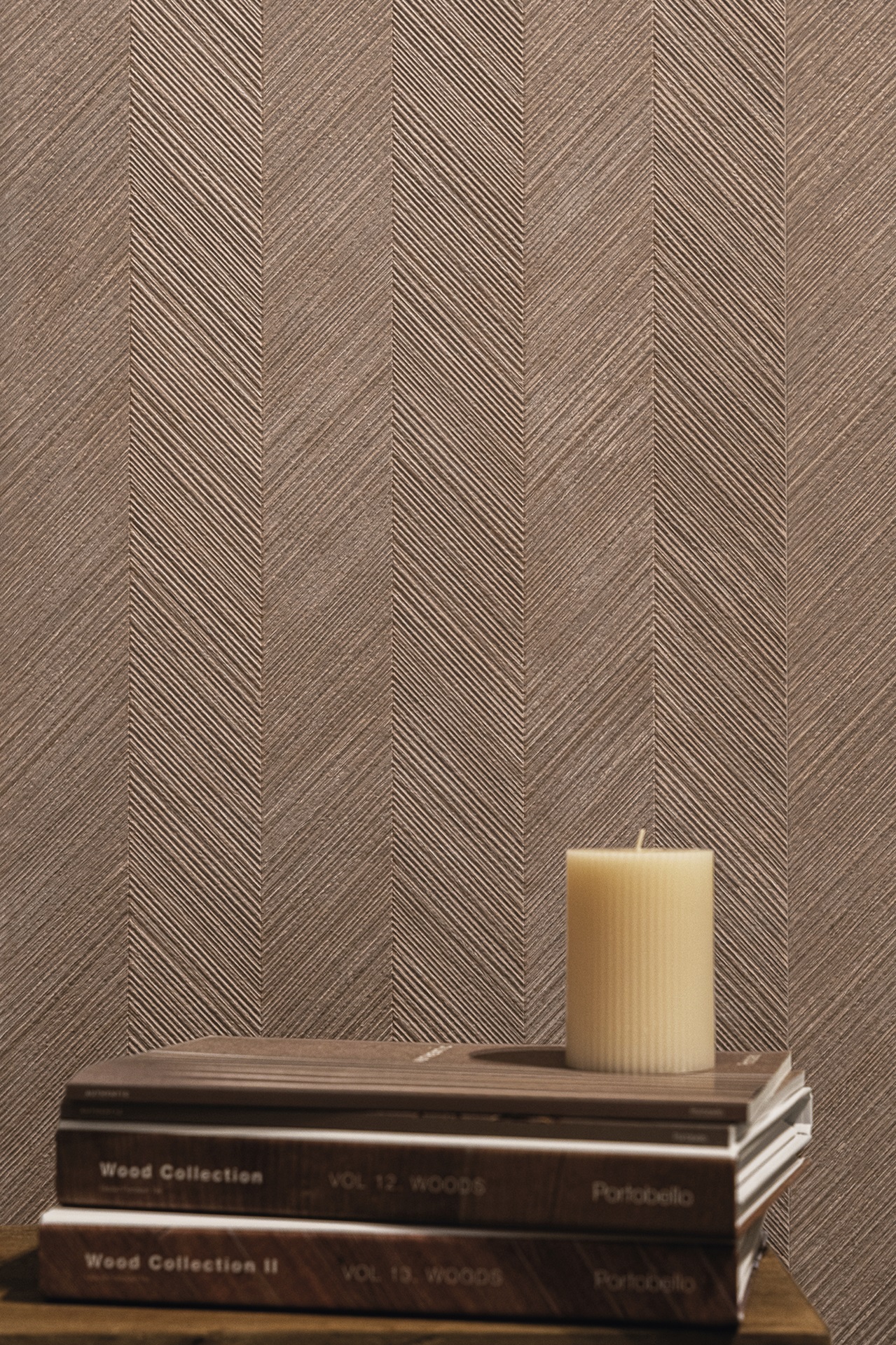 Parede com revestimento amadeirado com textura em estampa chevron