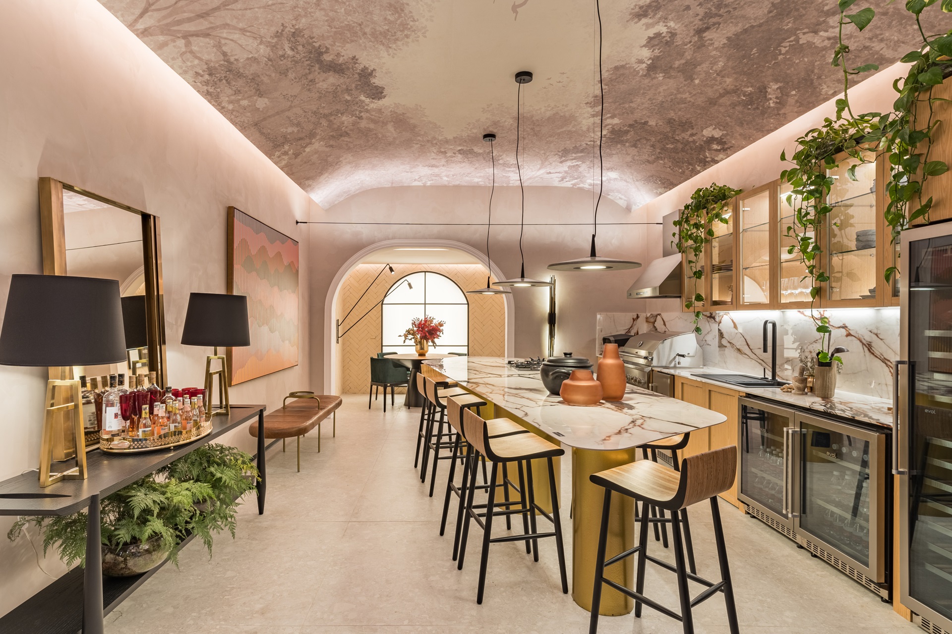 Cozinha em estilo mediterrâneo, com teto pintado e muitos objetos decorativos