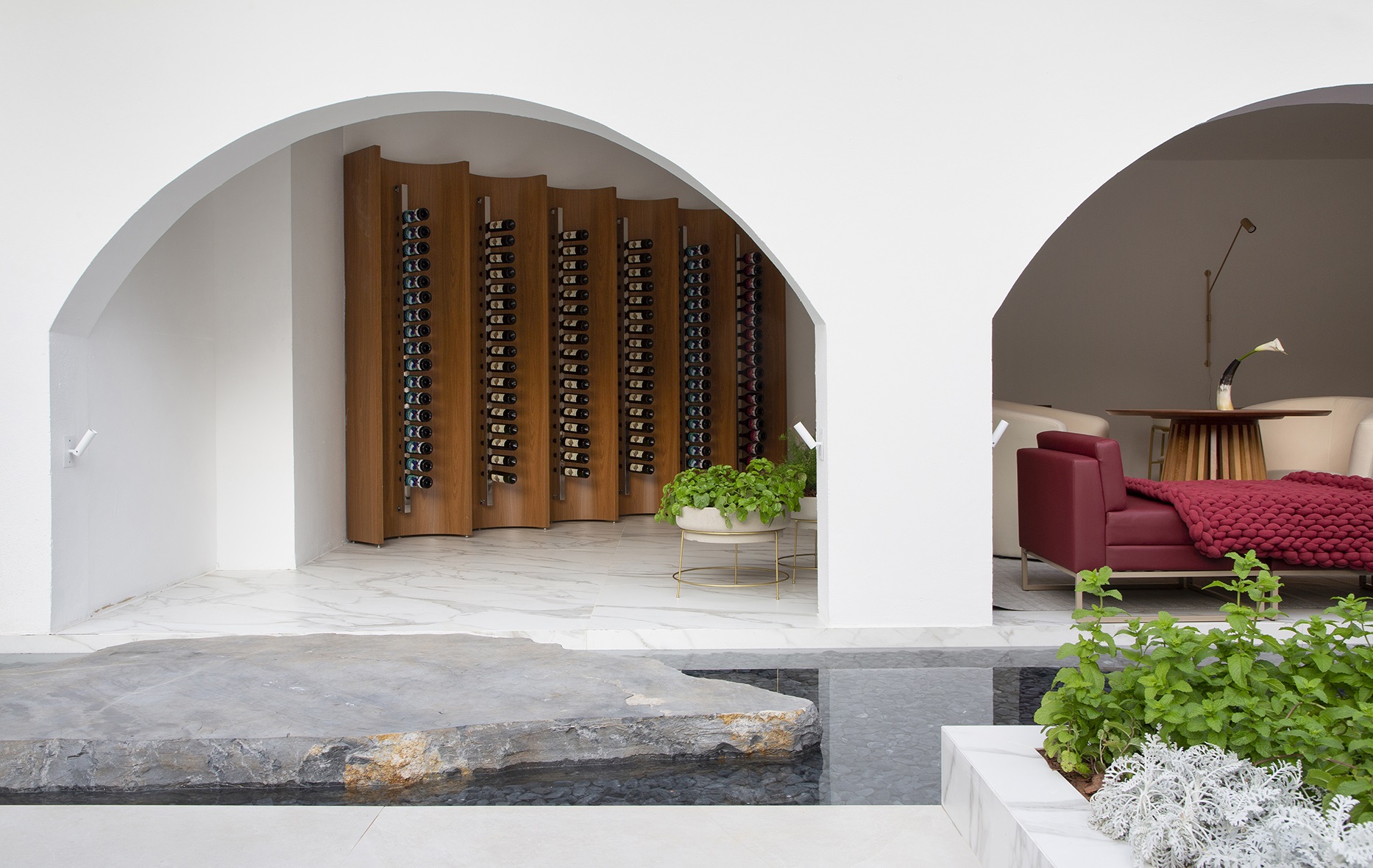 Ambiente in and out em estilo que remete à arquitetura mediterrânea