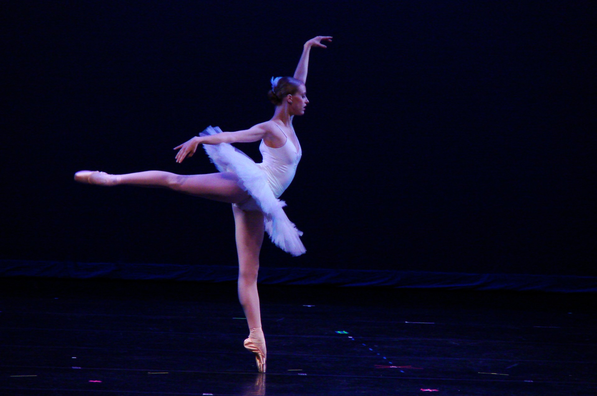 Bailarina dançando sobre palco
