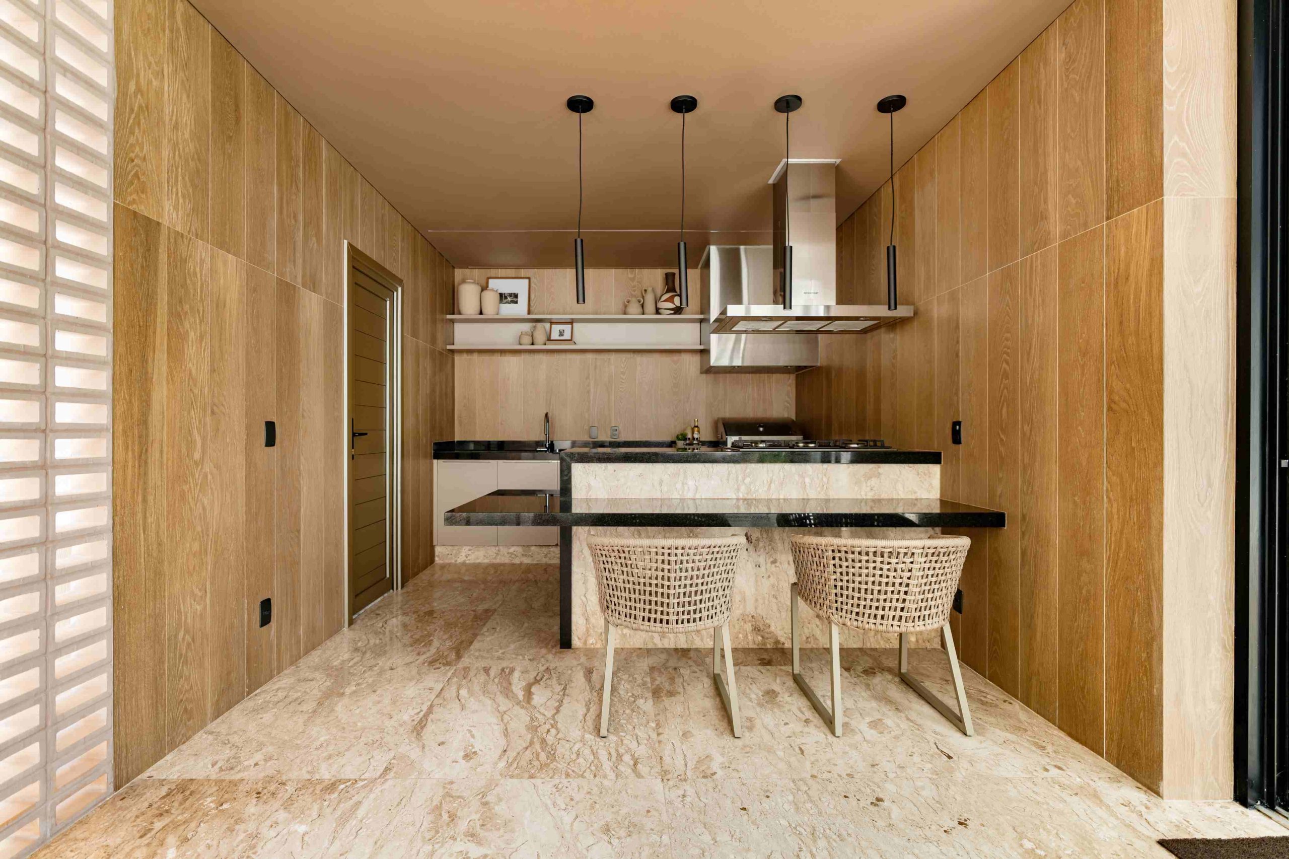 parede em porcelanato de madeira e piso marmorizado