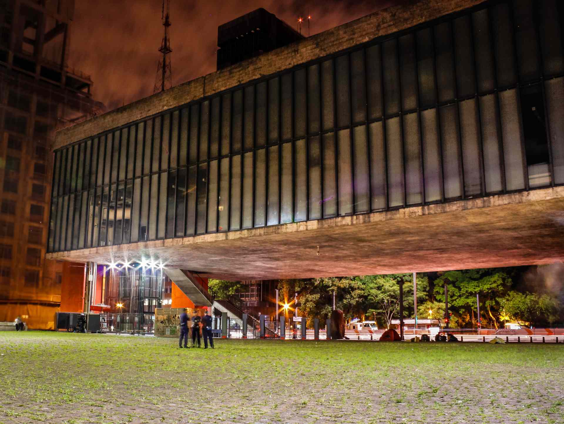 Fachada do MASP à noite, com destaque para o vidro e o concreto
