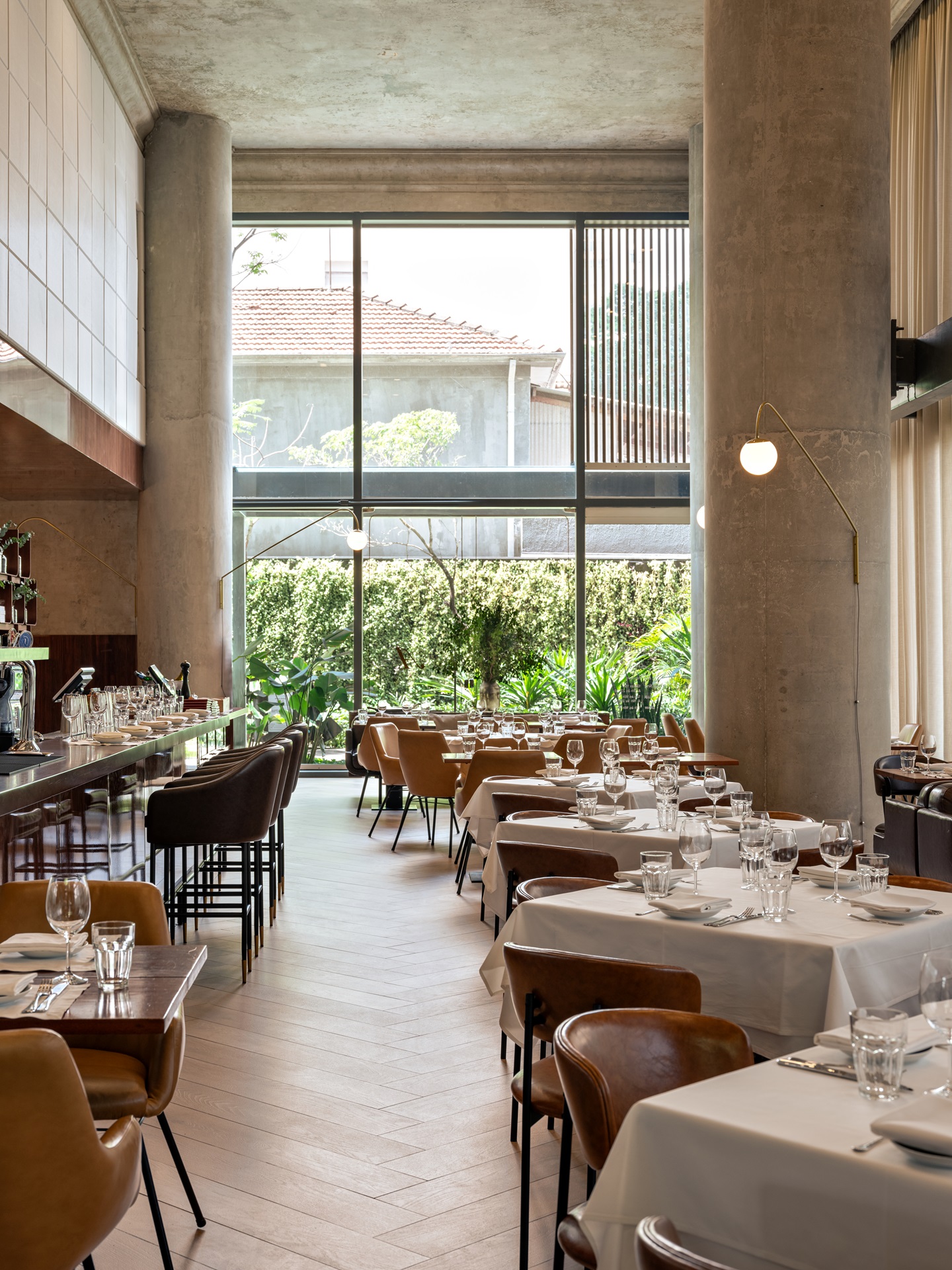 Visão ampla do salão do restaurante Arturito com vista para o exterior ao fundo
