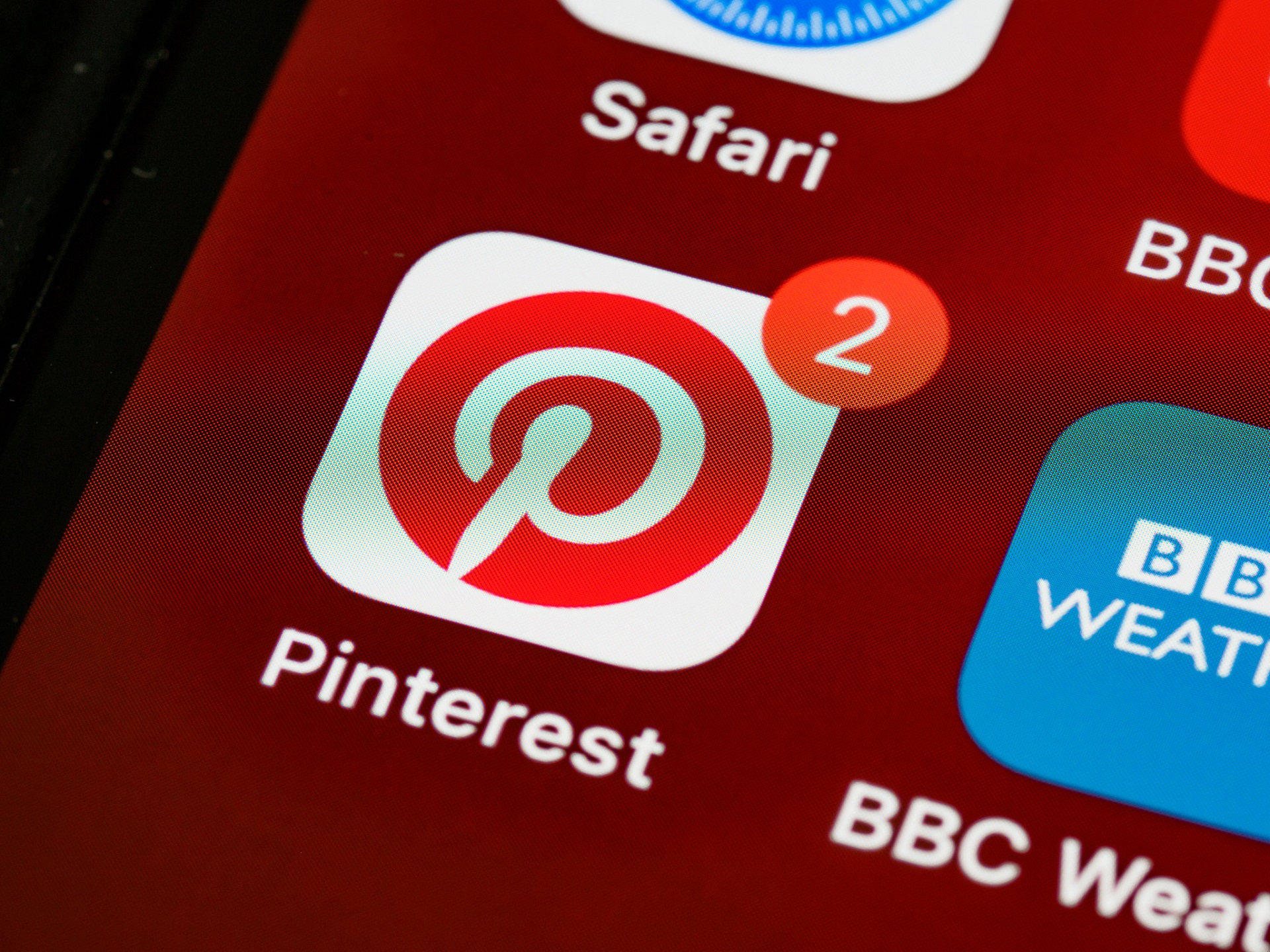 Tela de smartphone, com foco no ícone do aplicativo do Pinterest
