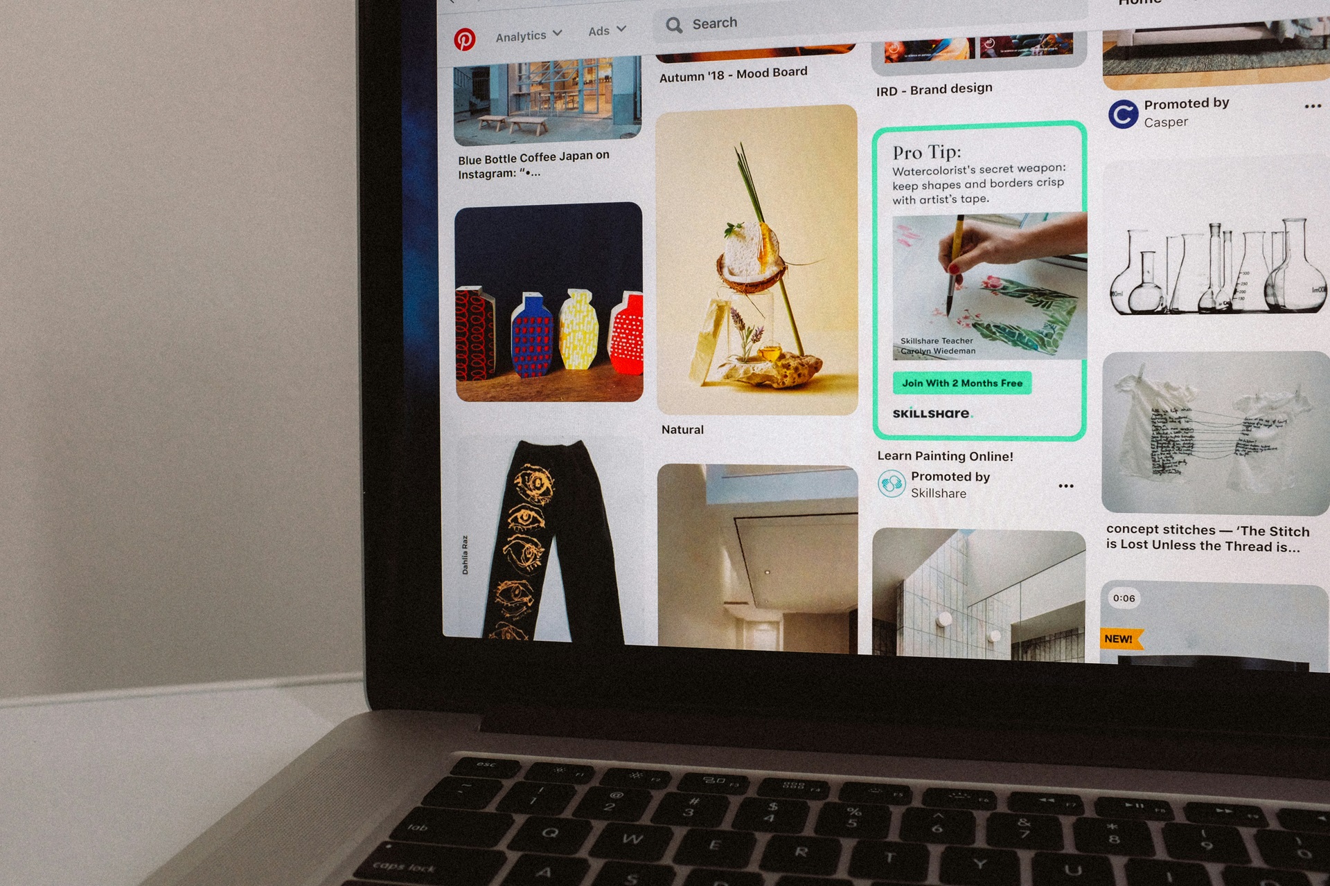 Notebook mostrando Pinterest na tela