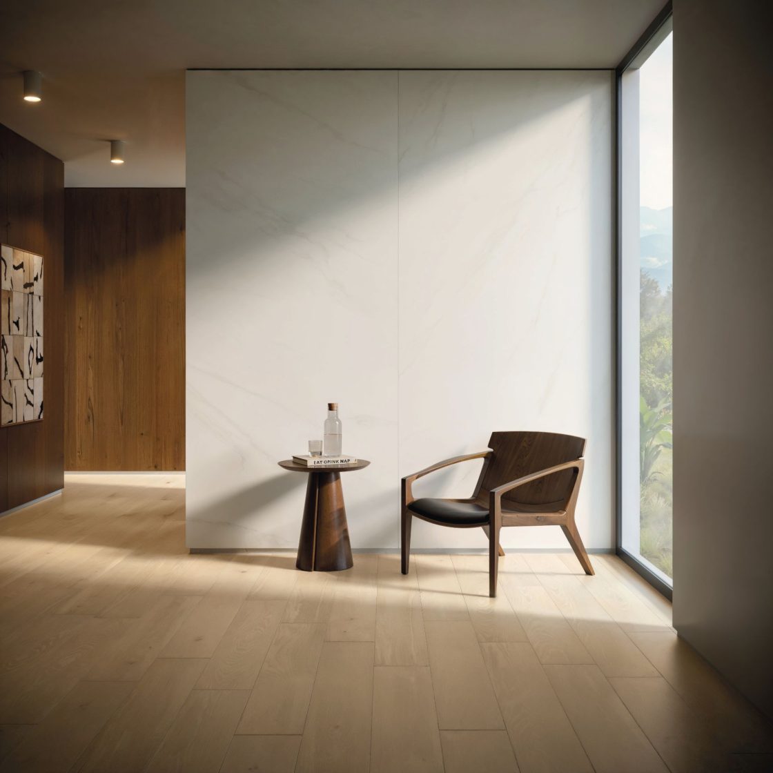 Ambiente com parede em porcelanato mármore carrara. Na frente dela há uma mesinha e uma poltrona