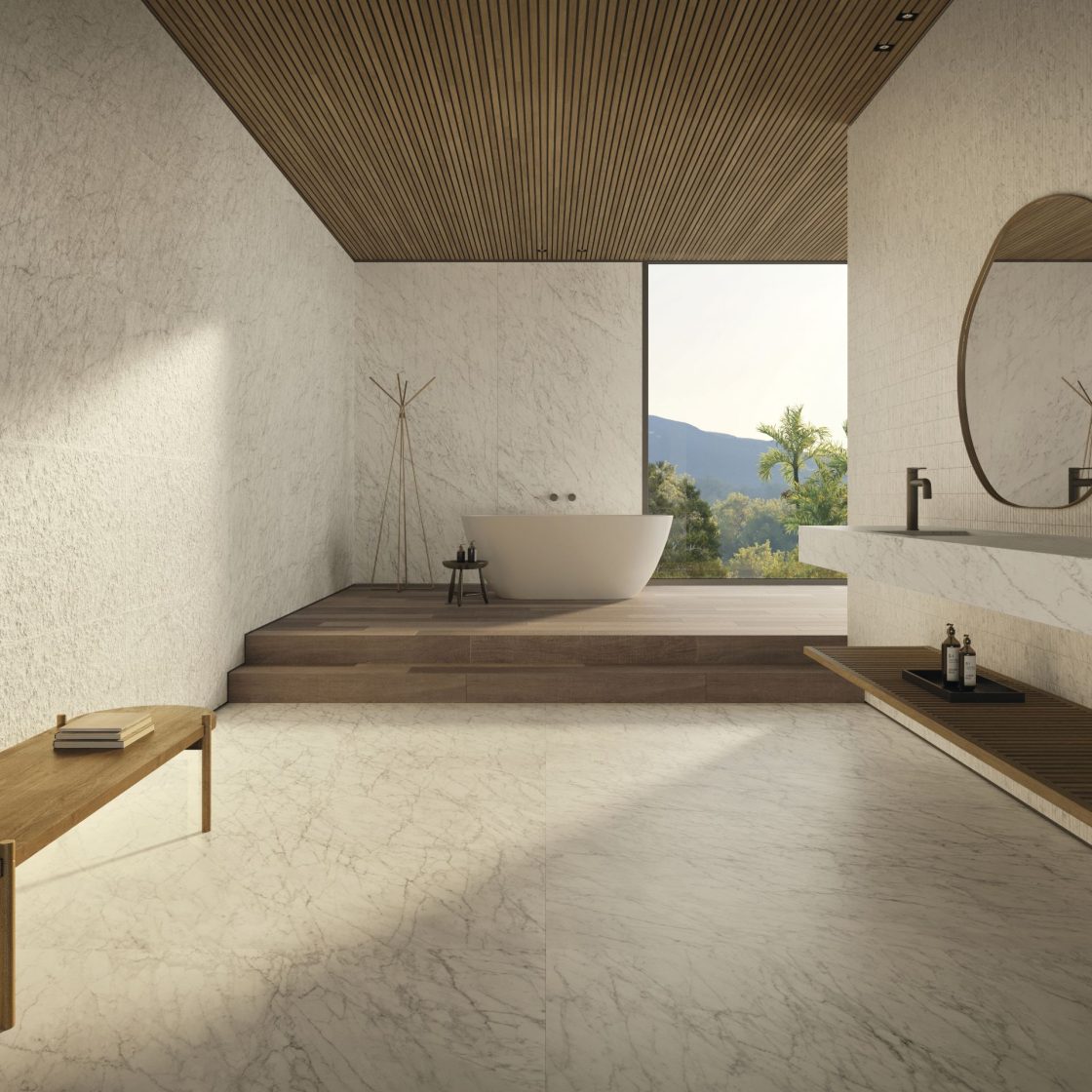 Banheiro amplo com banheira de imersão e ampla janela com vista para área verde. O ambiente é todo revestido em porcelanato mármore carrara e tem detalhes amadeirados
