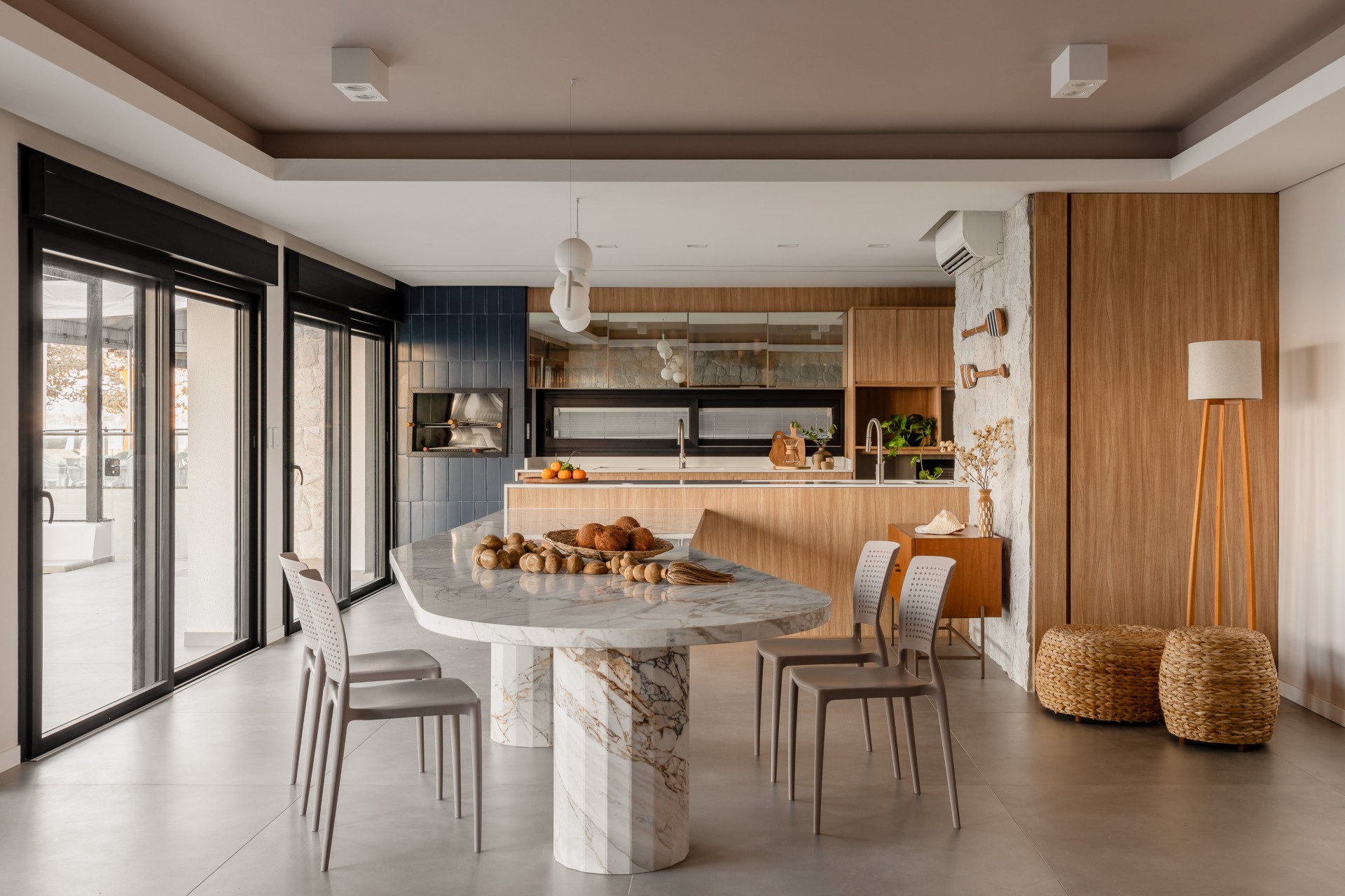 Sala de jantar com mesa de pedra natural