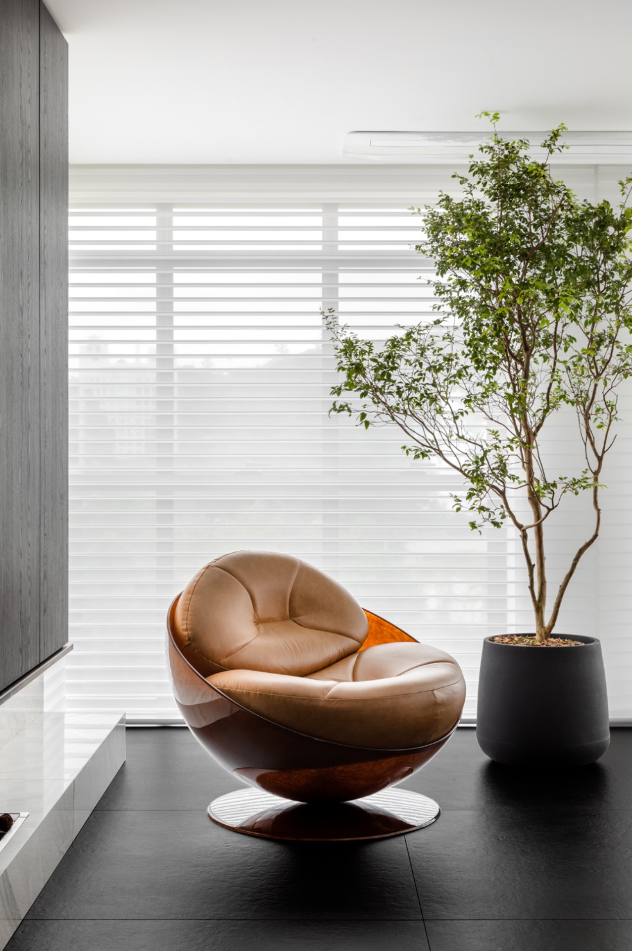 Cadeira de design em ambiente neutro