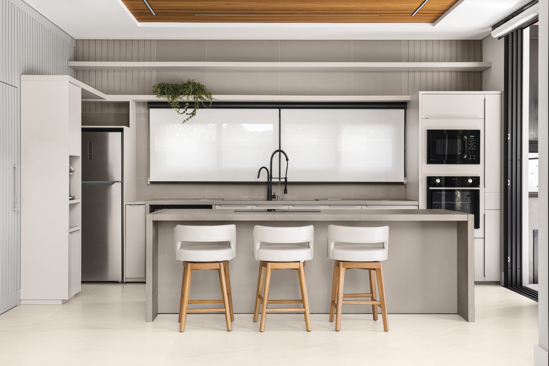 Cozinha minimalista com tons suaves