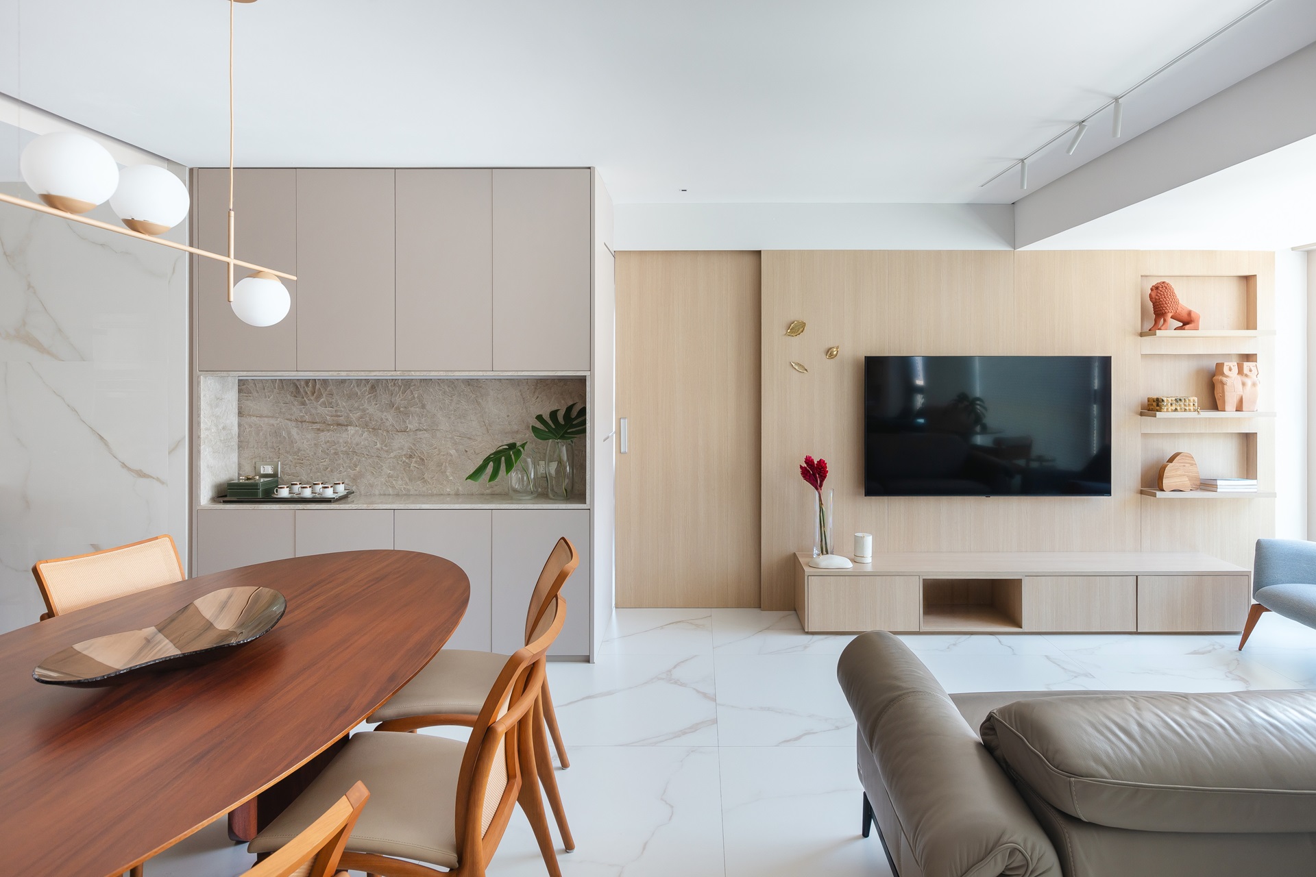Sala de jantar e TV integradas, com predominância de tons neutros