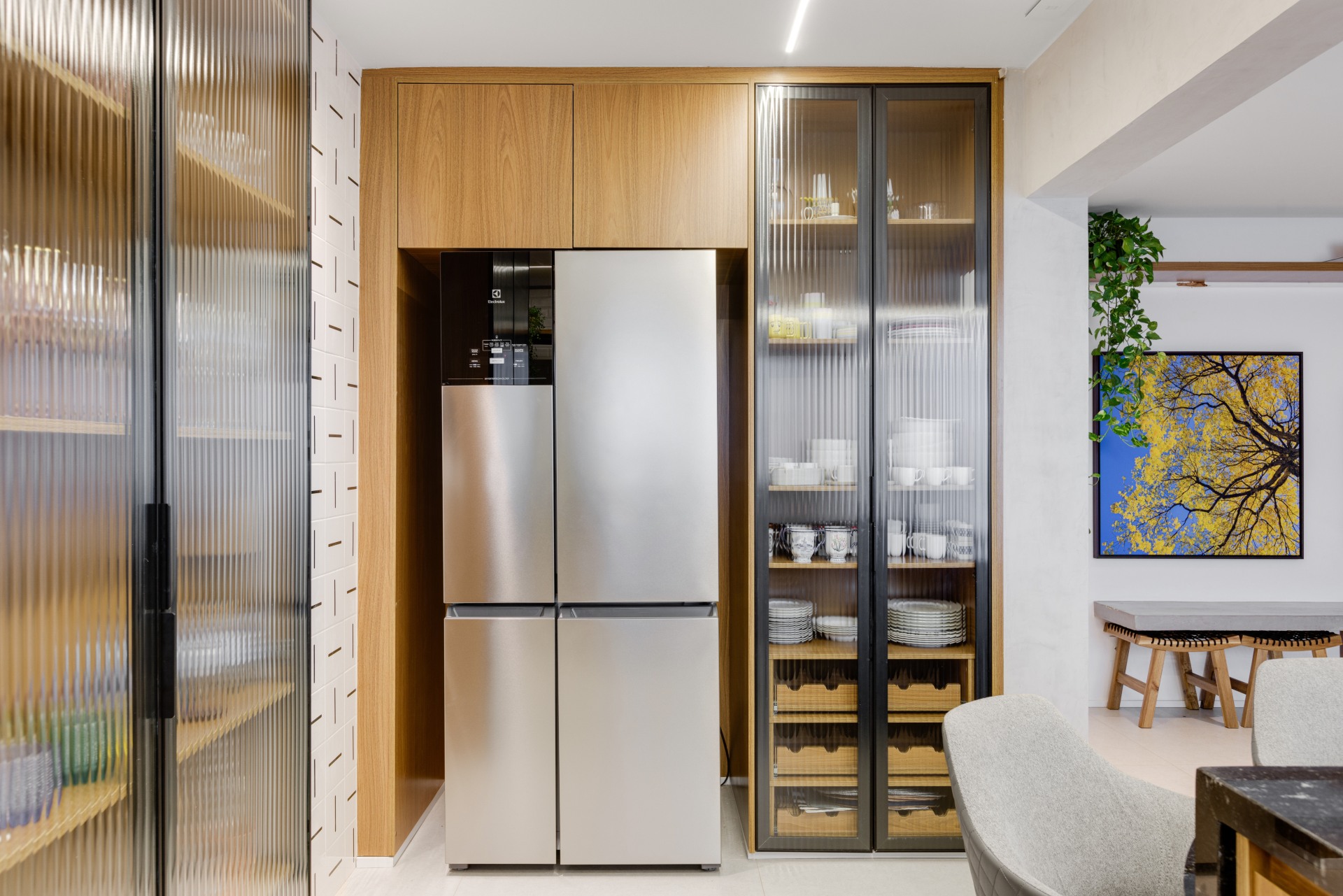 Detalhe de cozinha com geladeira duas partes e cristaleira