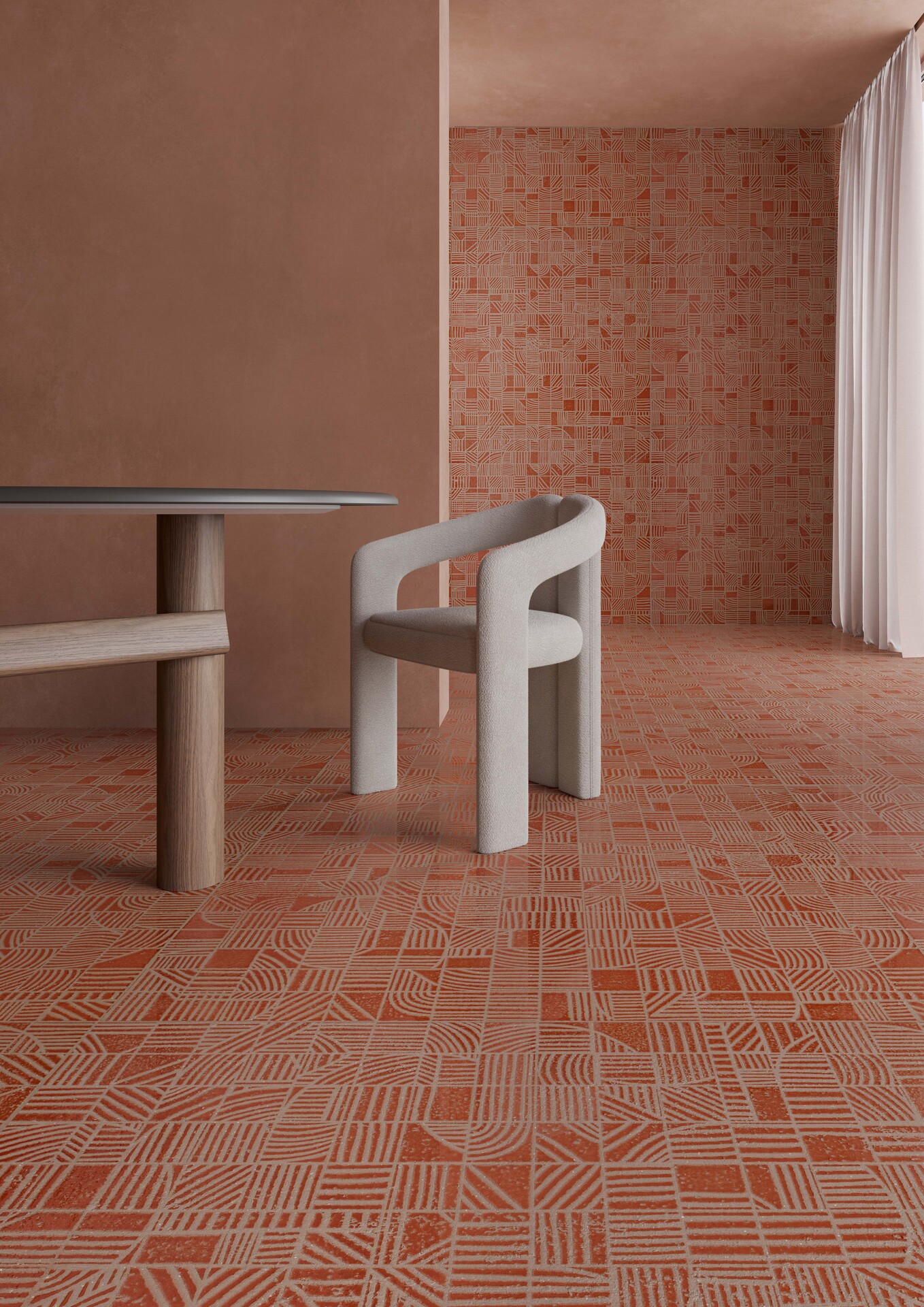 Sala com revestimento estampado em tons terrosos no piso e na parede de fundo, enquanto a parede em primeiro plano é marrom. Há uma poltrona branca e uma mesa em madeira ao centro