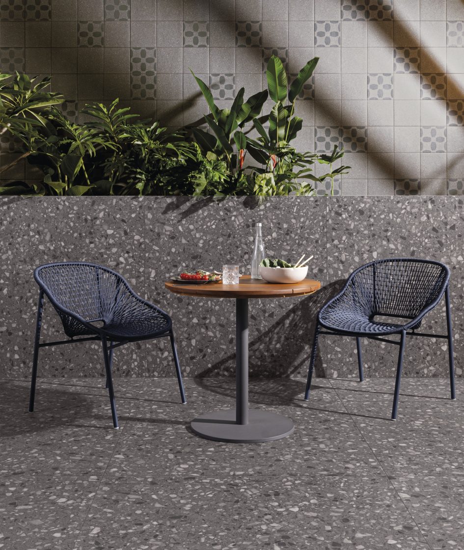 Área externa com porcelanato em grandes formatos reproduzindo terrazzo veneziano