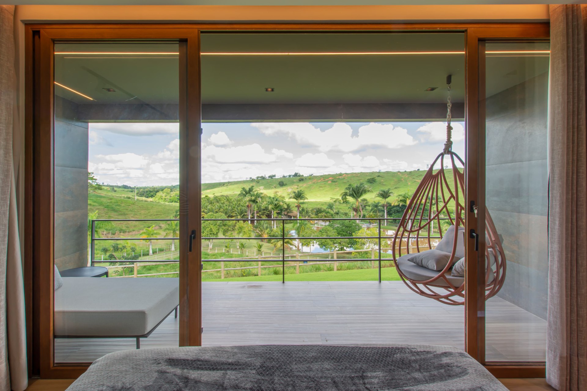 Quarto com varanda para paisagem natural