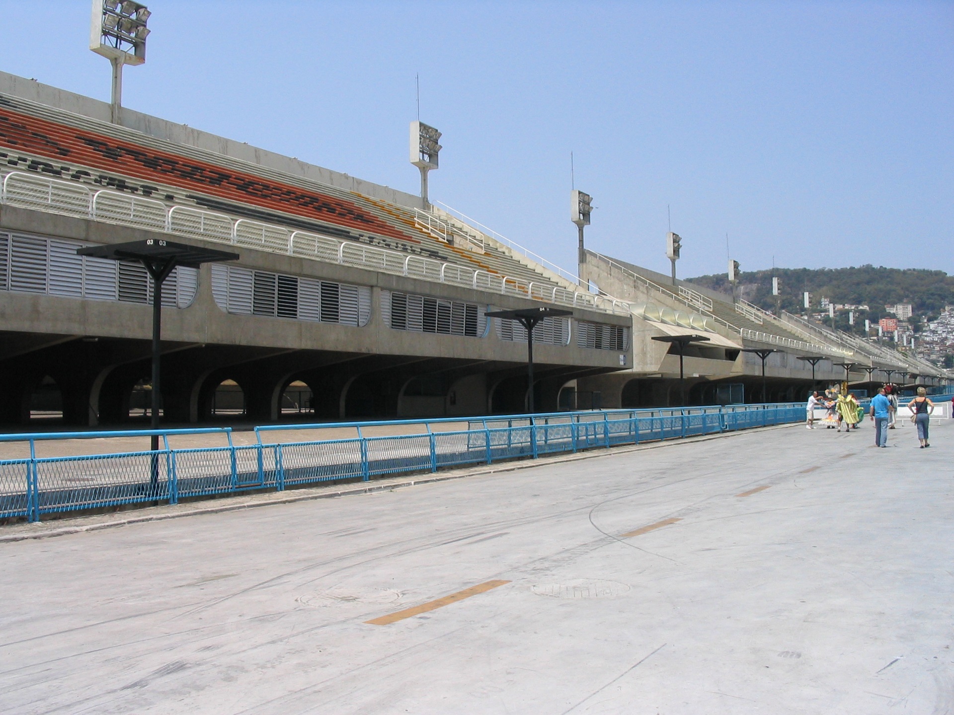 Rua Marquês de Sapucaí com vista para as arquibancadas de dia