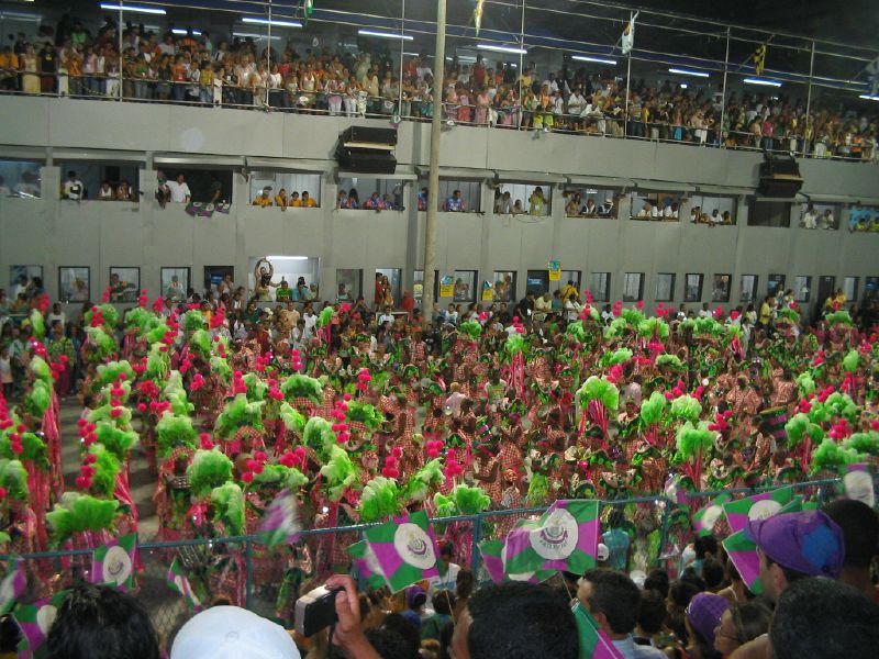 Ala vestida de verde e rosa em desfile da Mangueira no carnaval de 2006