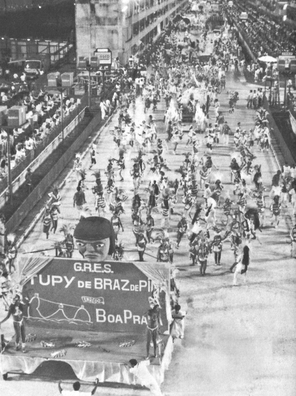 Foto em preto e branco com vista do alto durante desfile de escola de samba, em 1989