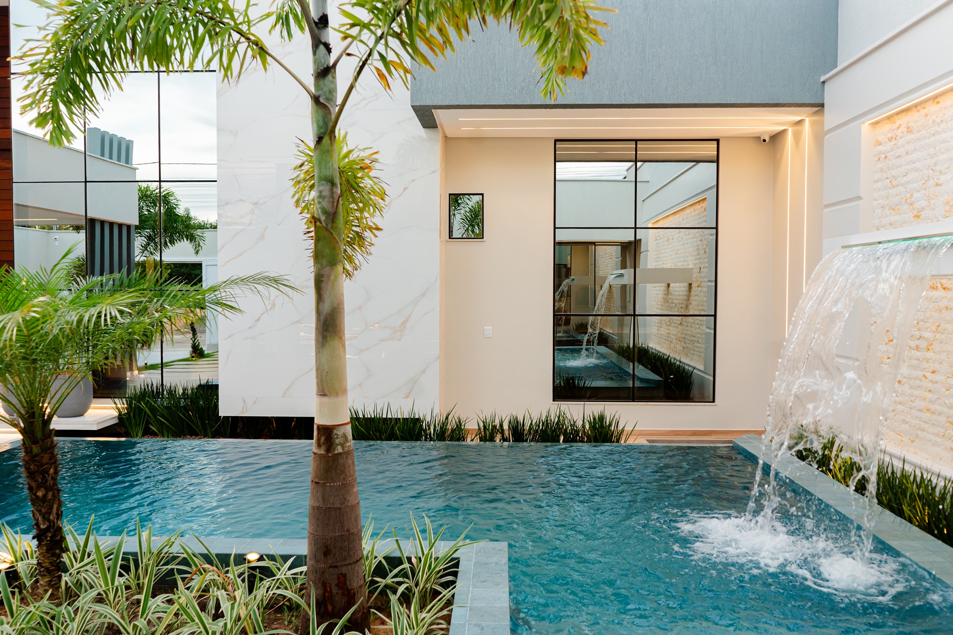 Piscina com cascata em área externa de casa
