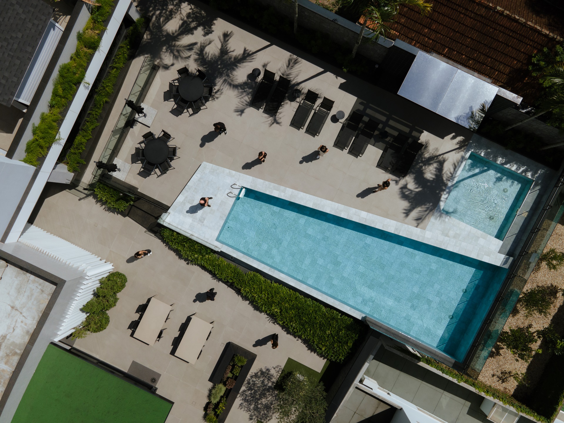Piscina com formas irregulares vista de cima