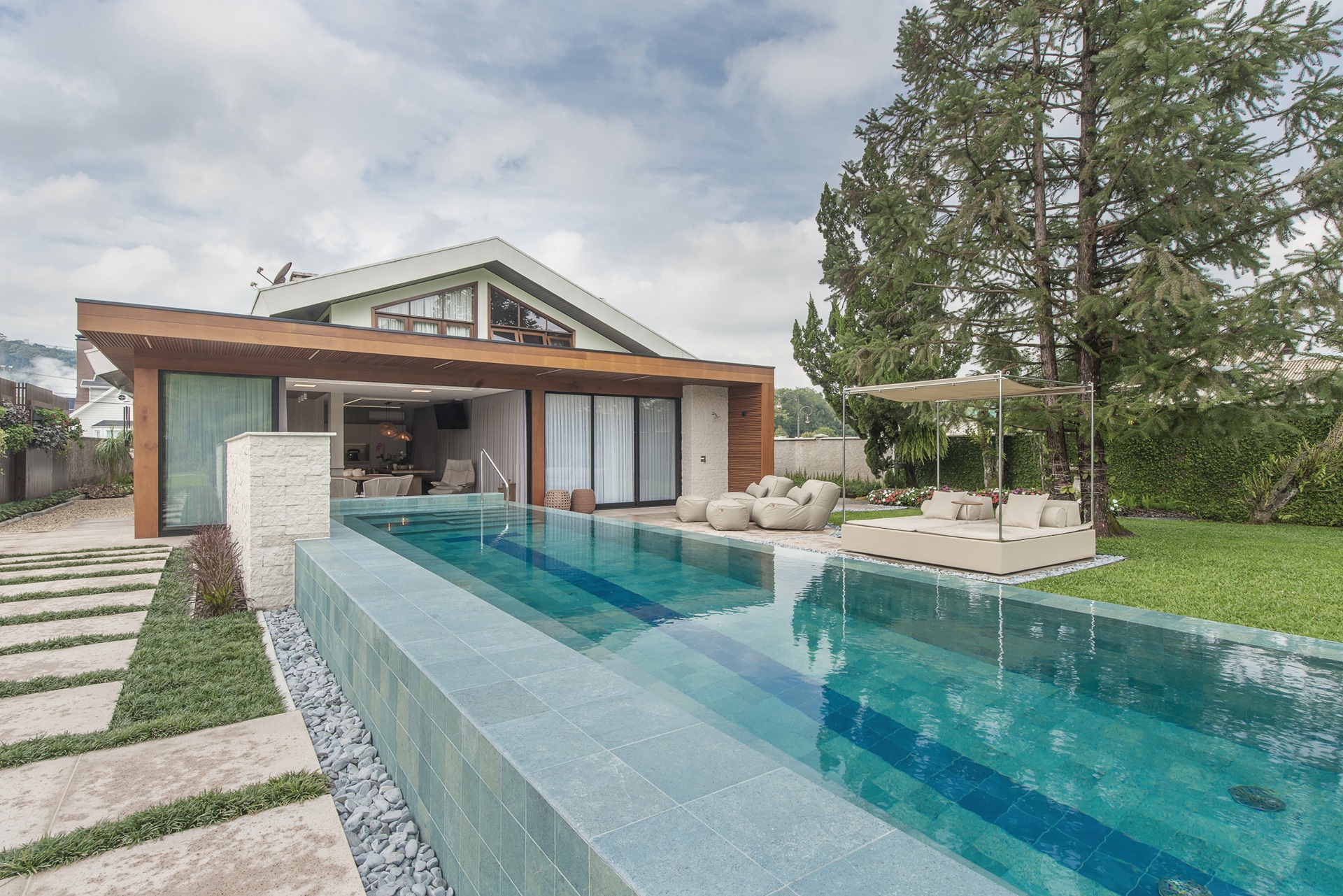 Piscina com raia em jardim de casa