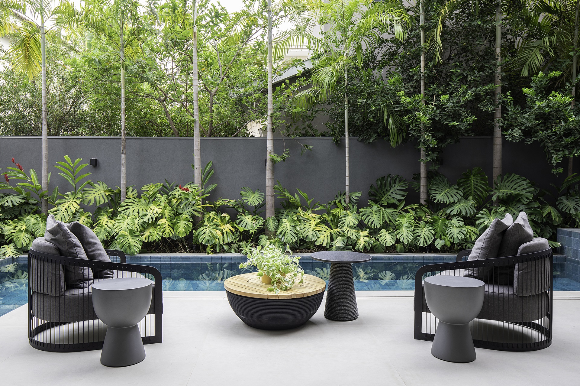 Piscina em área externa com paisagismo