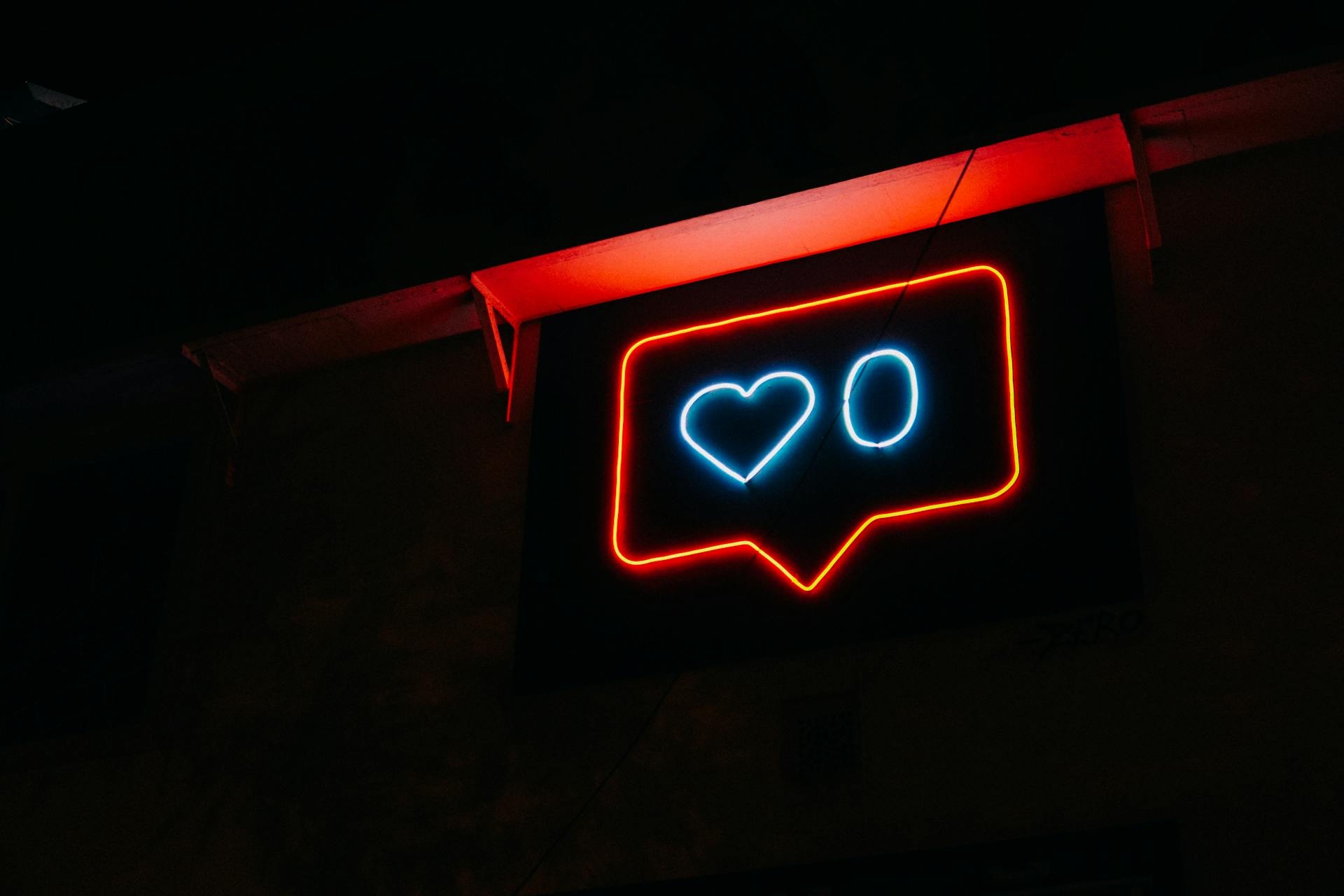 Letreiro neon com o símbolo de notificação de curtidas do Instagram