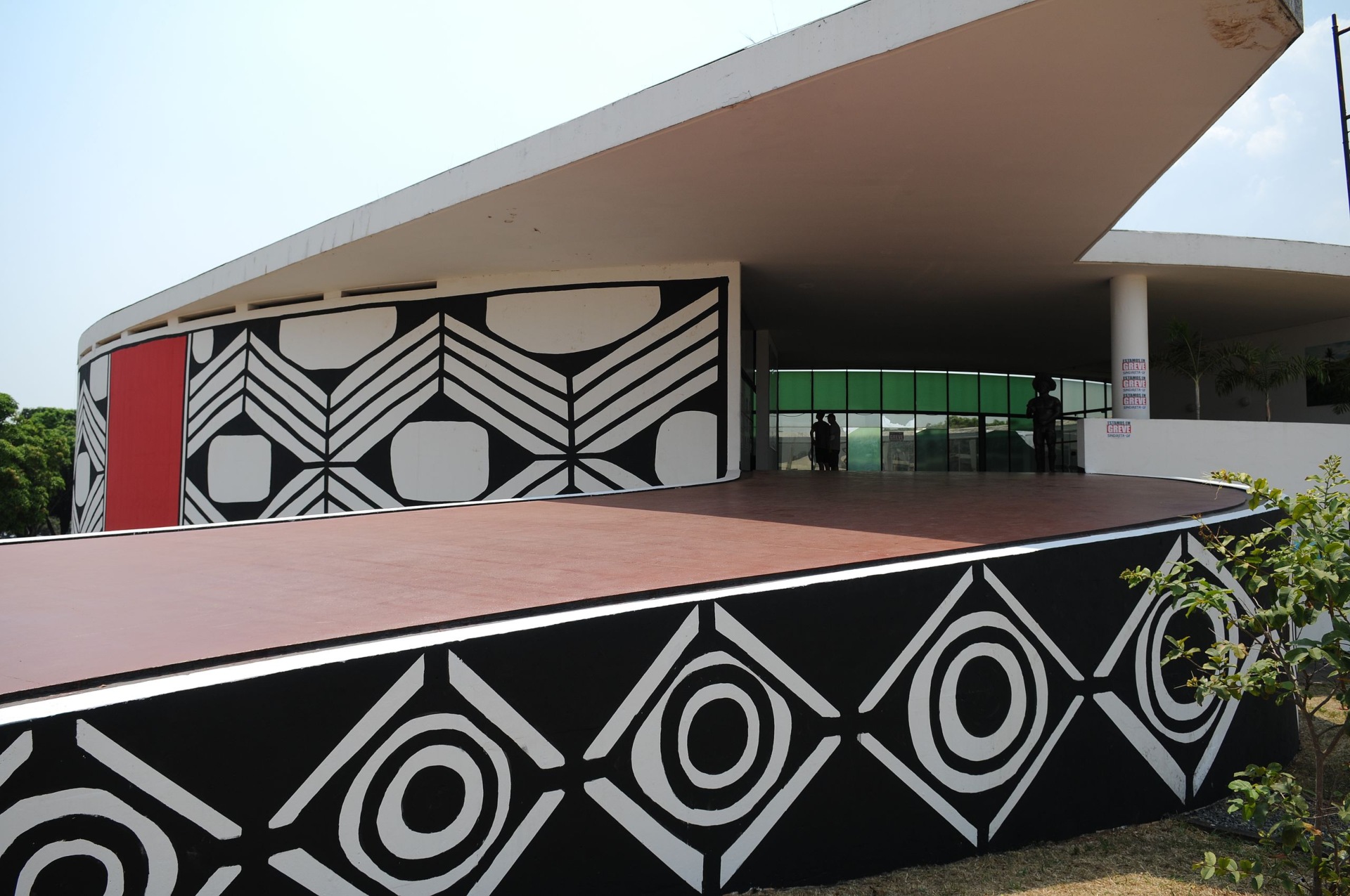 Memorial dos Povos Indígenas, em Brasília, coberto com grafismos tradicionais de aldeias do Parque Nacional do Xingu