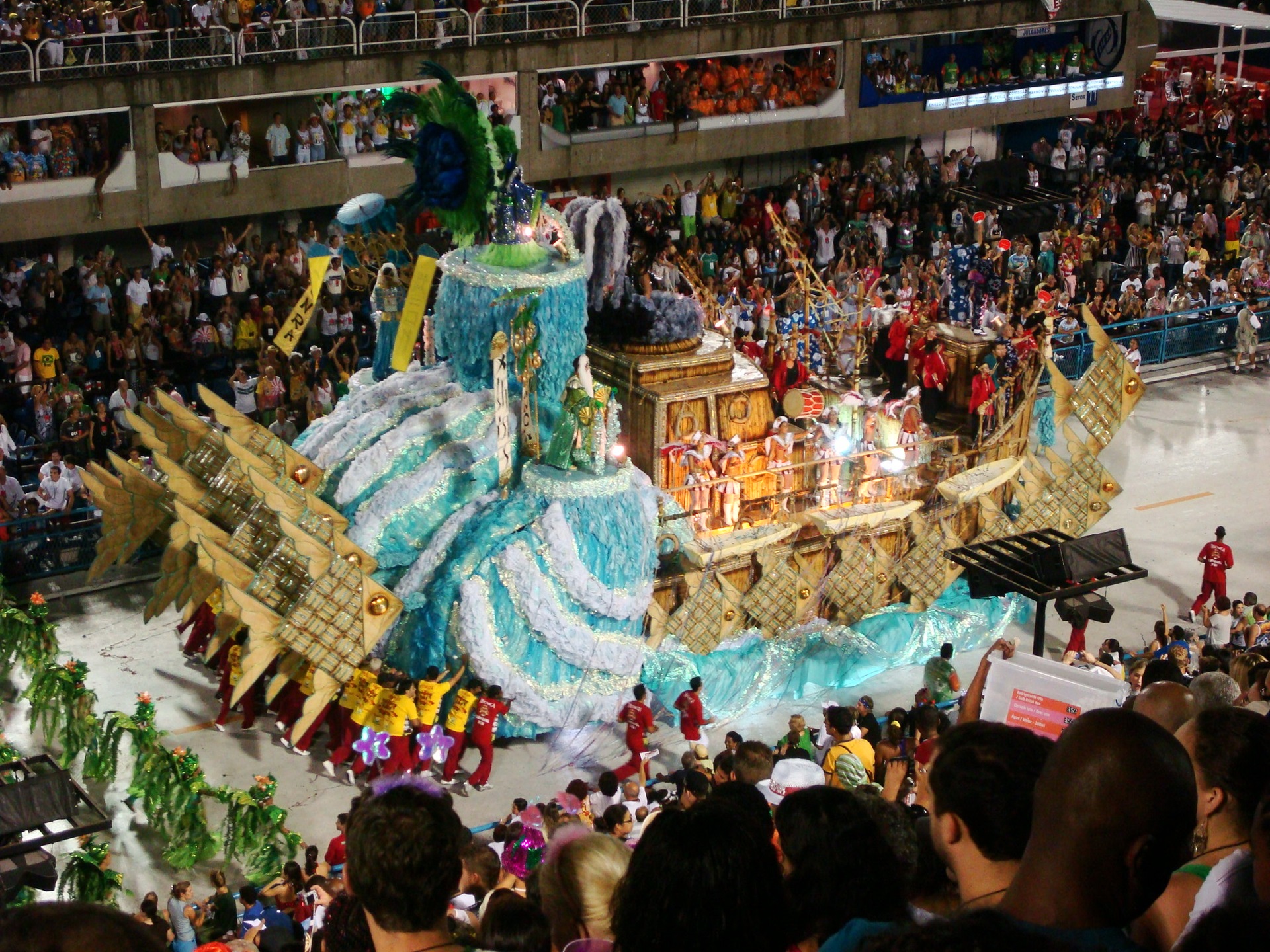 Carro alegórico que simula em um navio em desfile da Porto da Pedra, na Marquês de Sapucaí