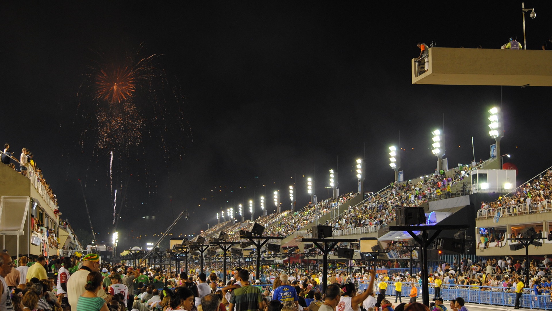 Sambódromo à noite em vista ampla durante desfile de escola de samba em 2012