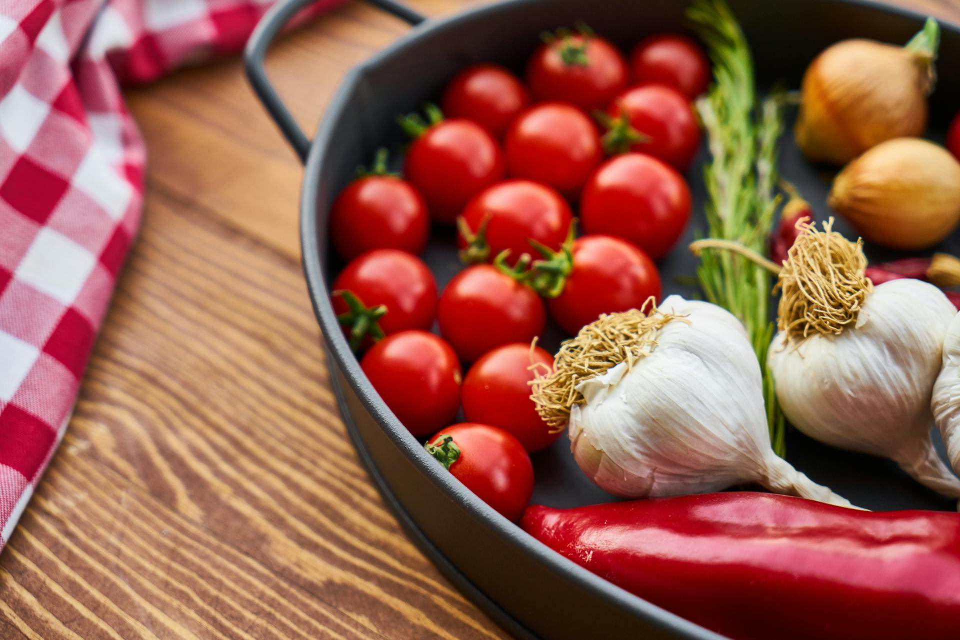 Ingredientes que compõem a dieta mediterrânea, como tomate, cebola e alho