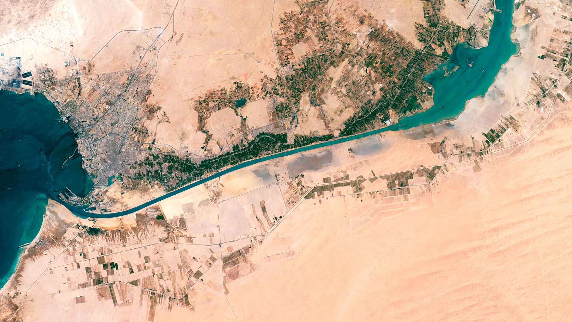 Imagem aérea do Canal de Suez