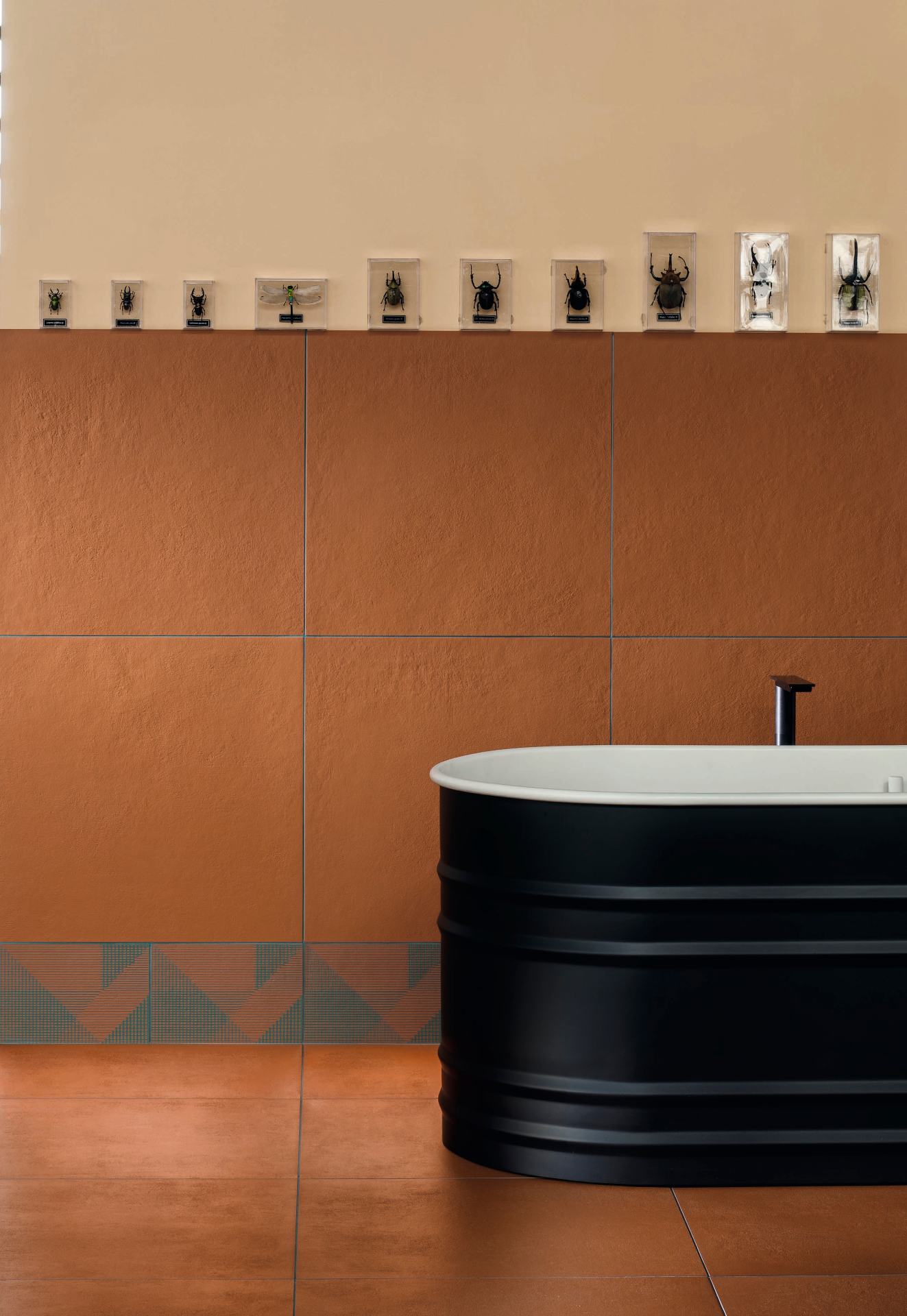 Banheiro com piso e parede em revestimento terracota. Há também uma banheira preta