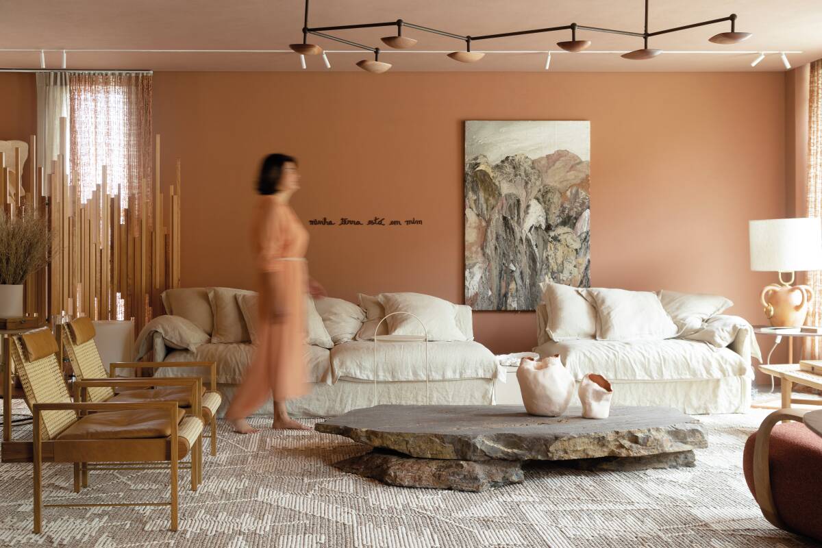 Sala em estilo wabi-sabi, com destaque para a mesa de centro em pedra bruta