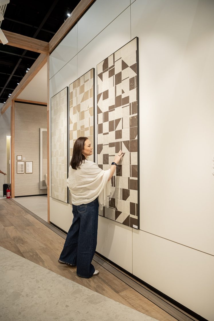 Mulher tocando em painel com azulejo colorido