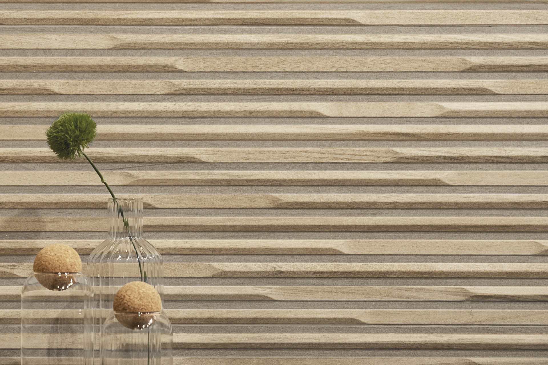 Detalhe do painel ripado com entalhe e tom claro