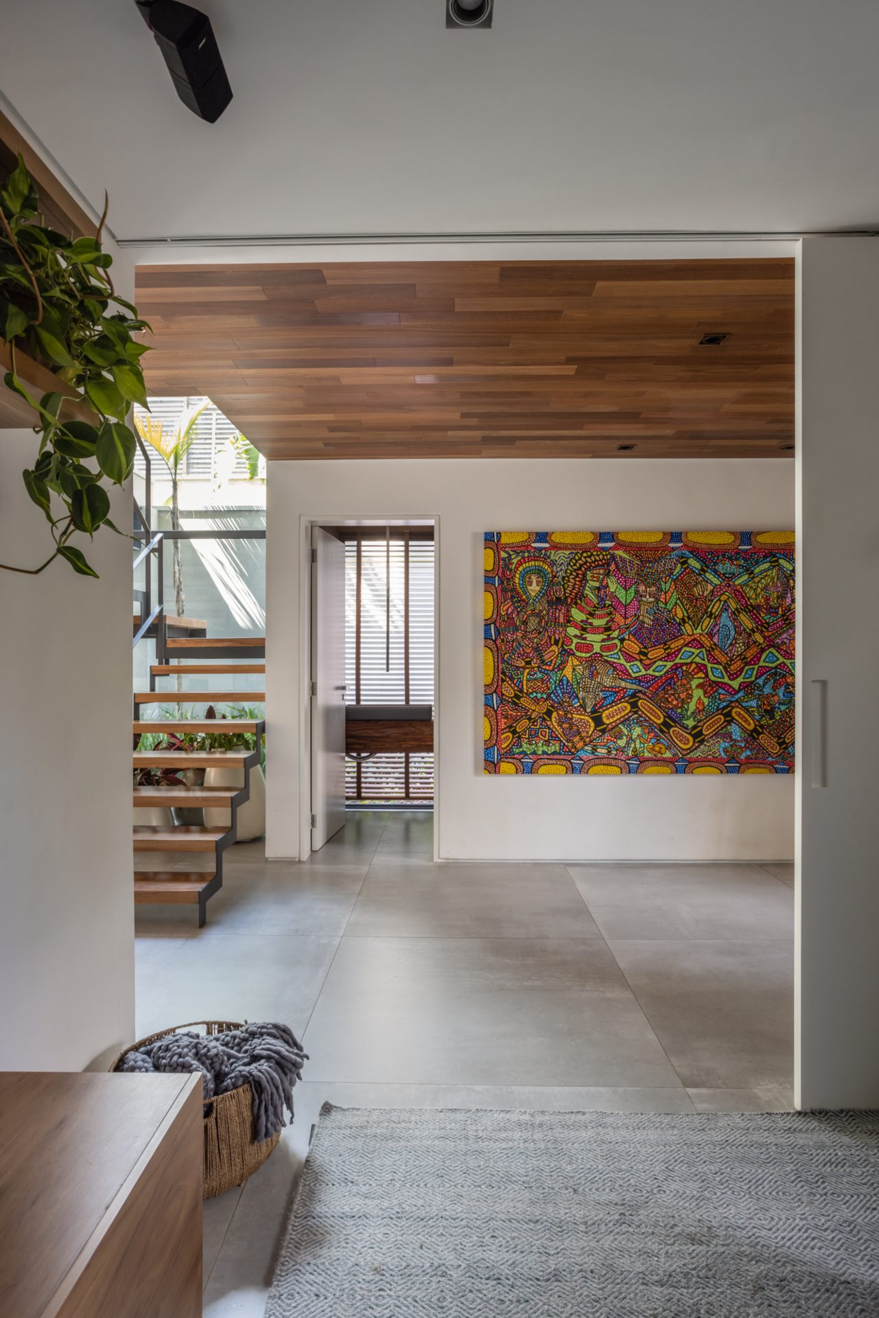 Grande quadro na parede de uma área de convivência