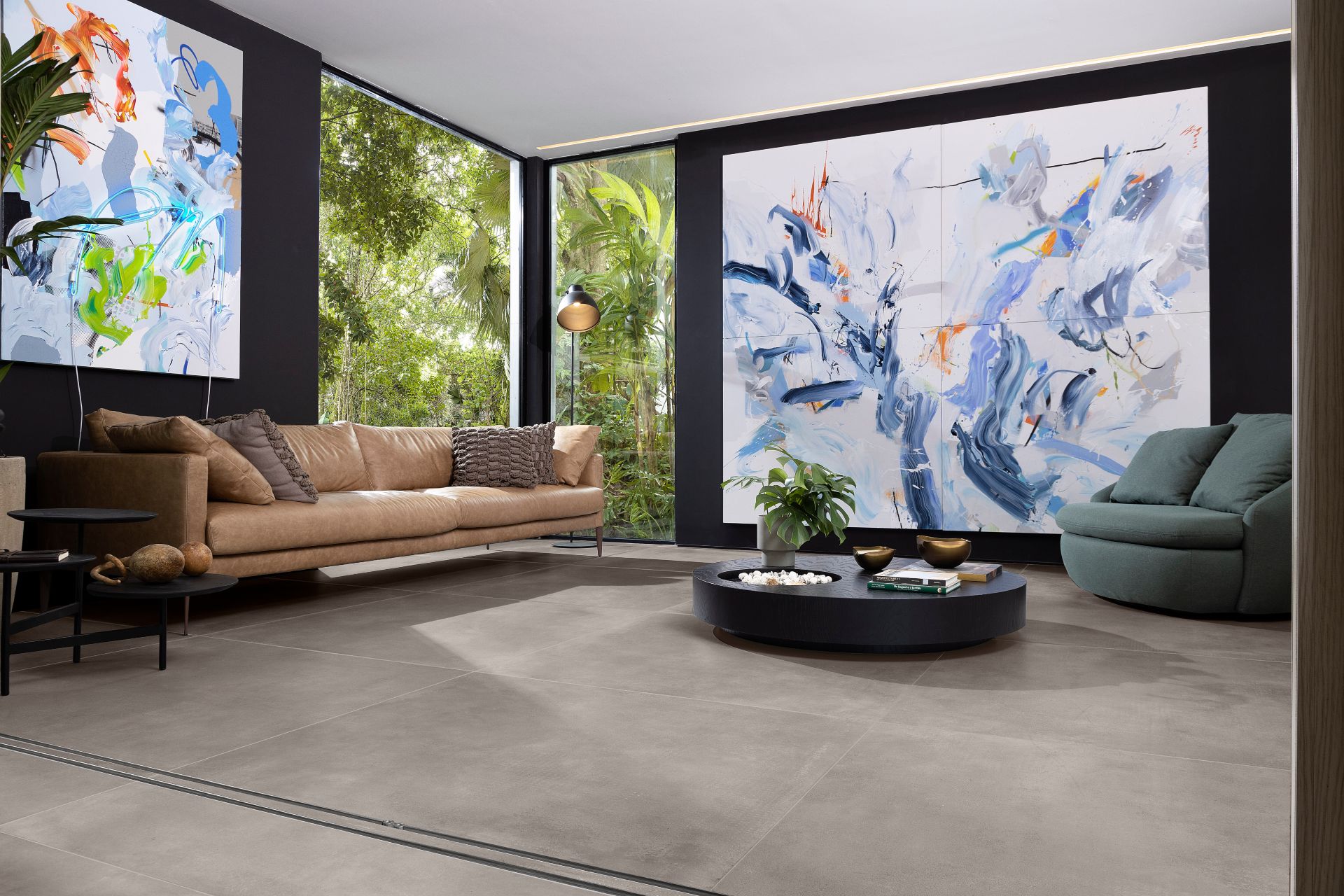 Sala de estar com sofás, mesa de centro e grandes quadros nas paredes