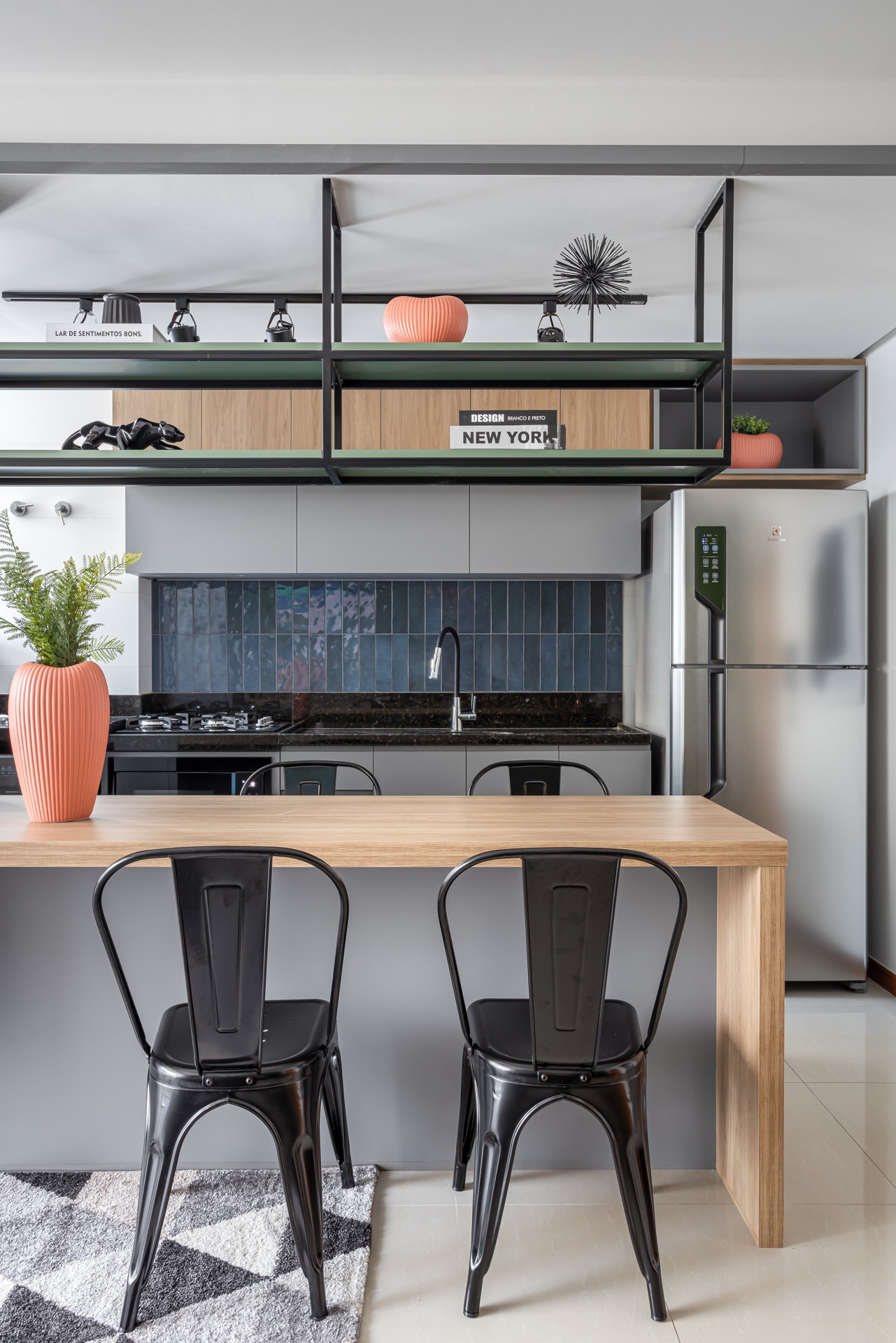 Cozinha integrada em estilo industrial
