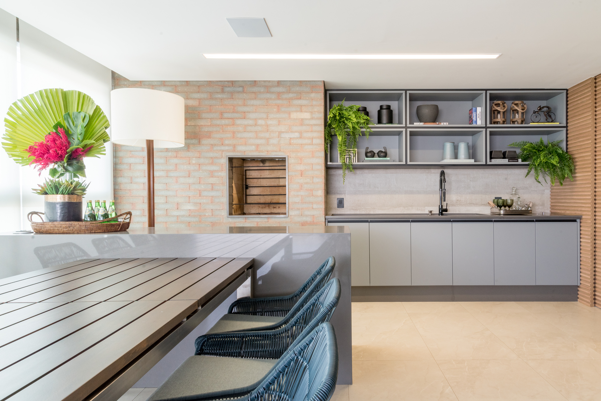 Cozinha e Varanda gourmet integradas, com parede de tijolinho criada com porcelanato
