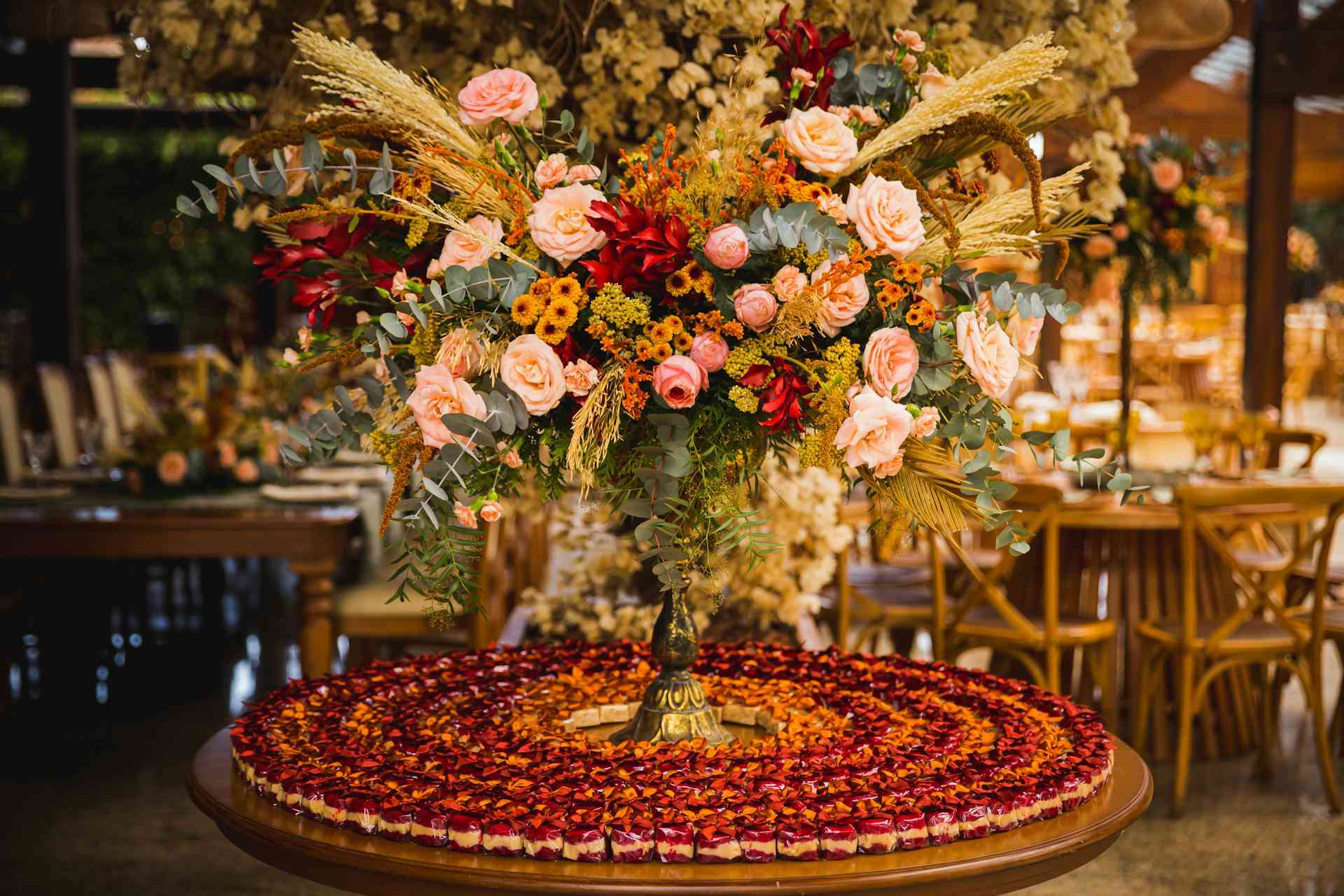 Mesa com bem-casados e arranjo floral em casamento