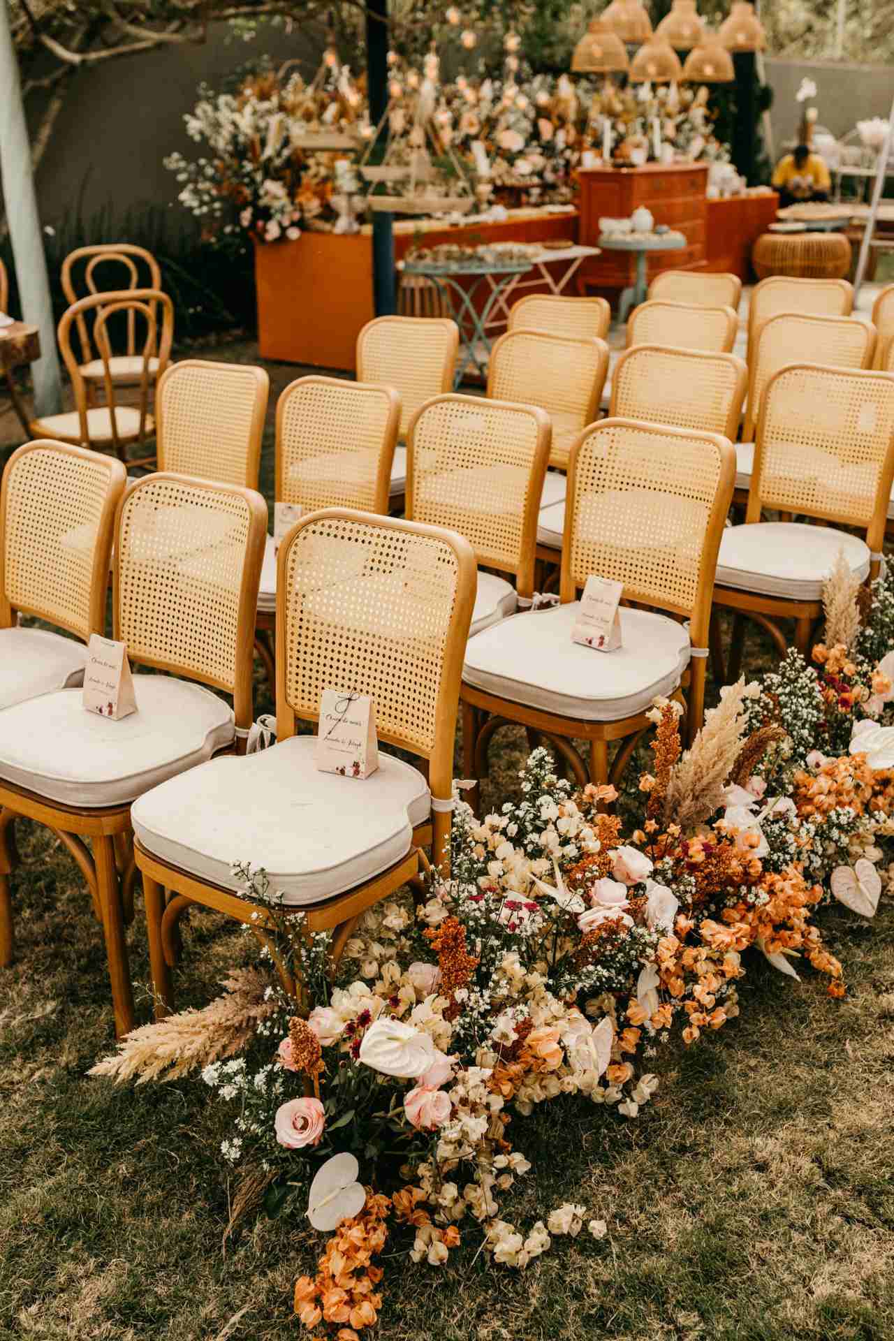 Filas de cadeiras em cerimônia de casamento