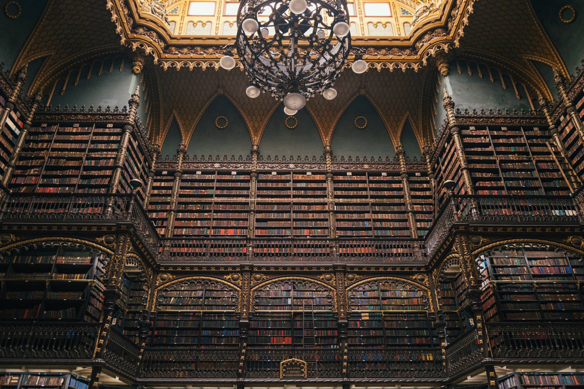 Ambiente interno de biblioteca pública no Rio de Janeiro
