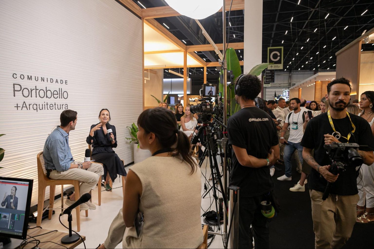 Foto do espaço Portobello+Arquitetura com talk acontecendo e pessoas assistindo na Expo Revestir 2024