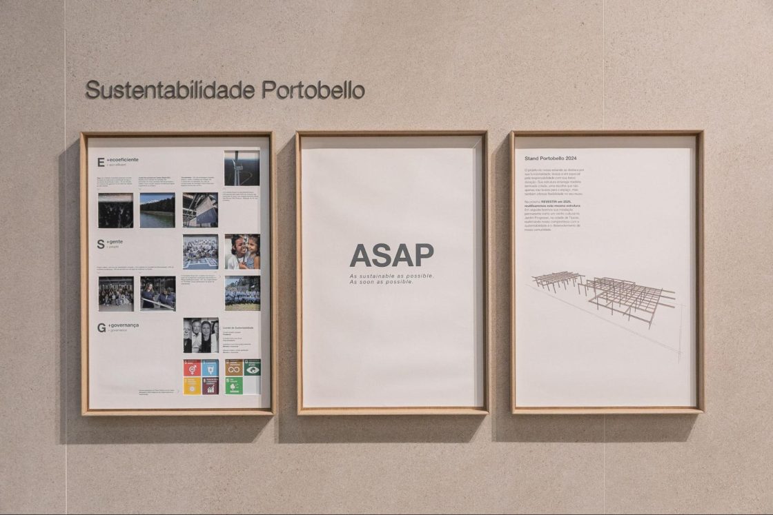 Três quadros lado a lado com informações sobre a sustentabilidade da Portobello, em parede do estande da marca no evento de 2024