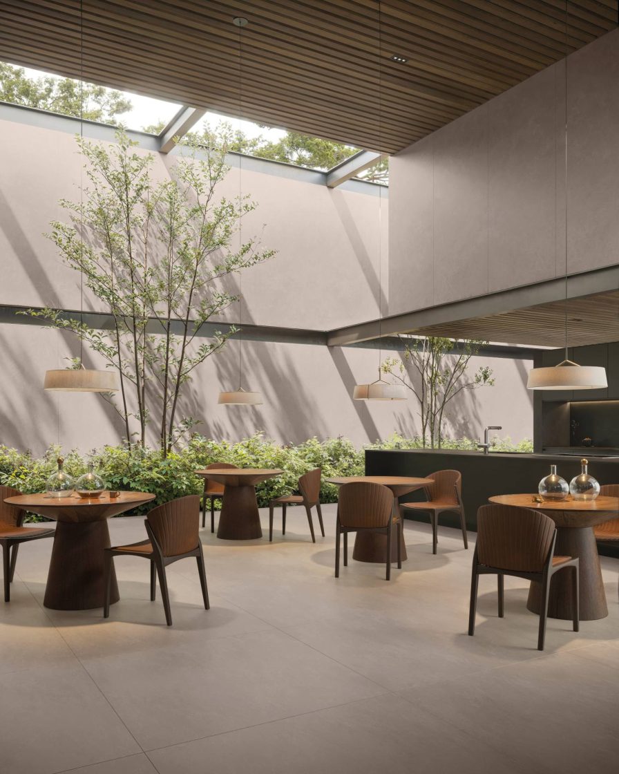 área externa comercial com mesas redondas