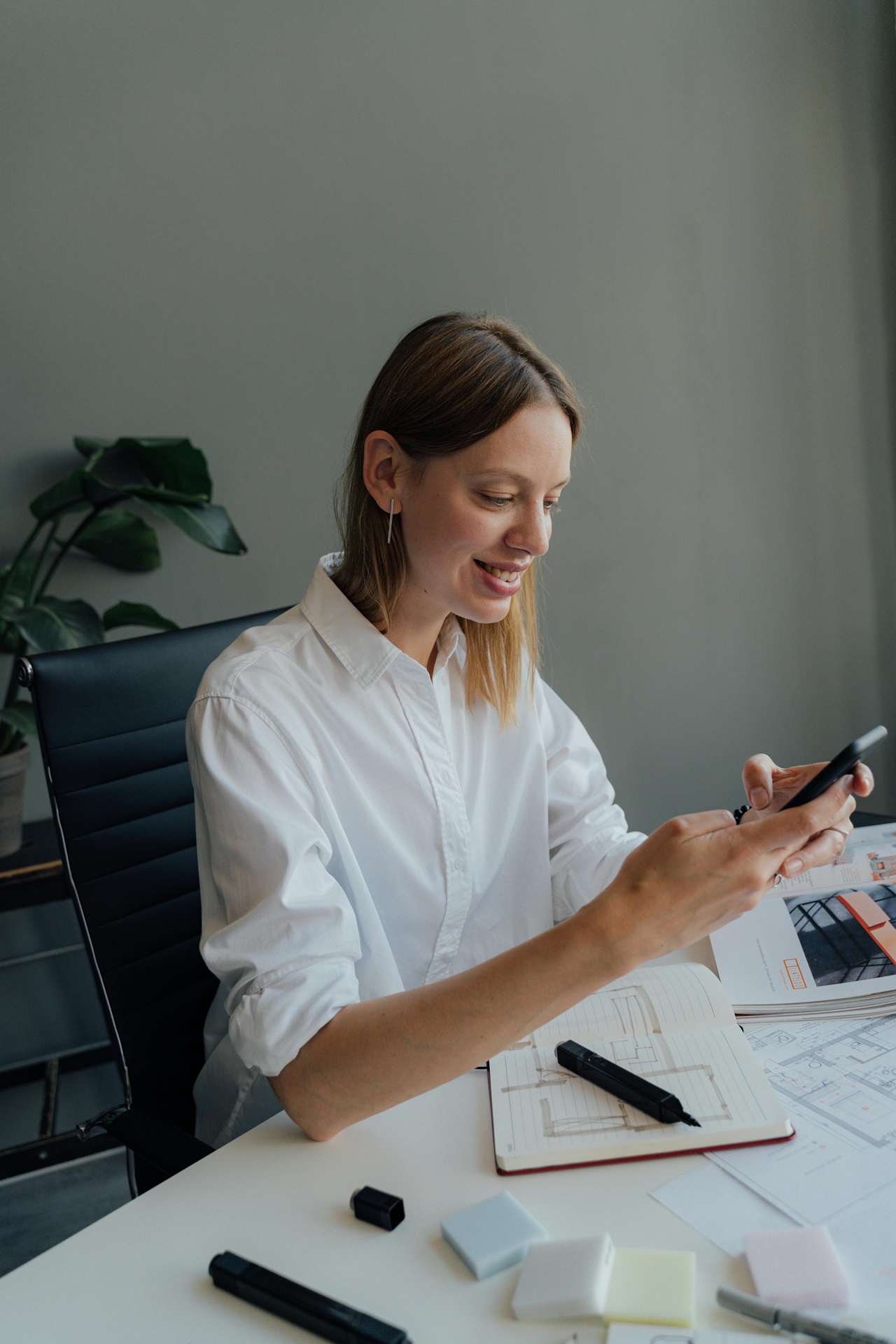 Mulher usando smartphone em escritório