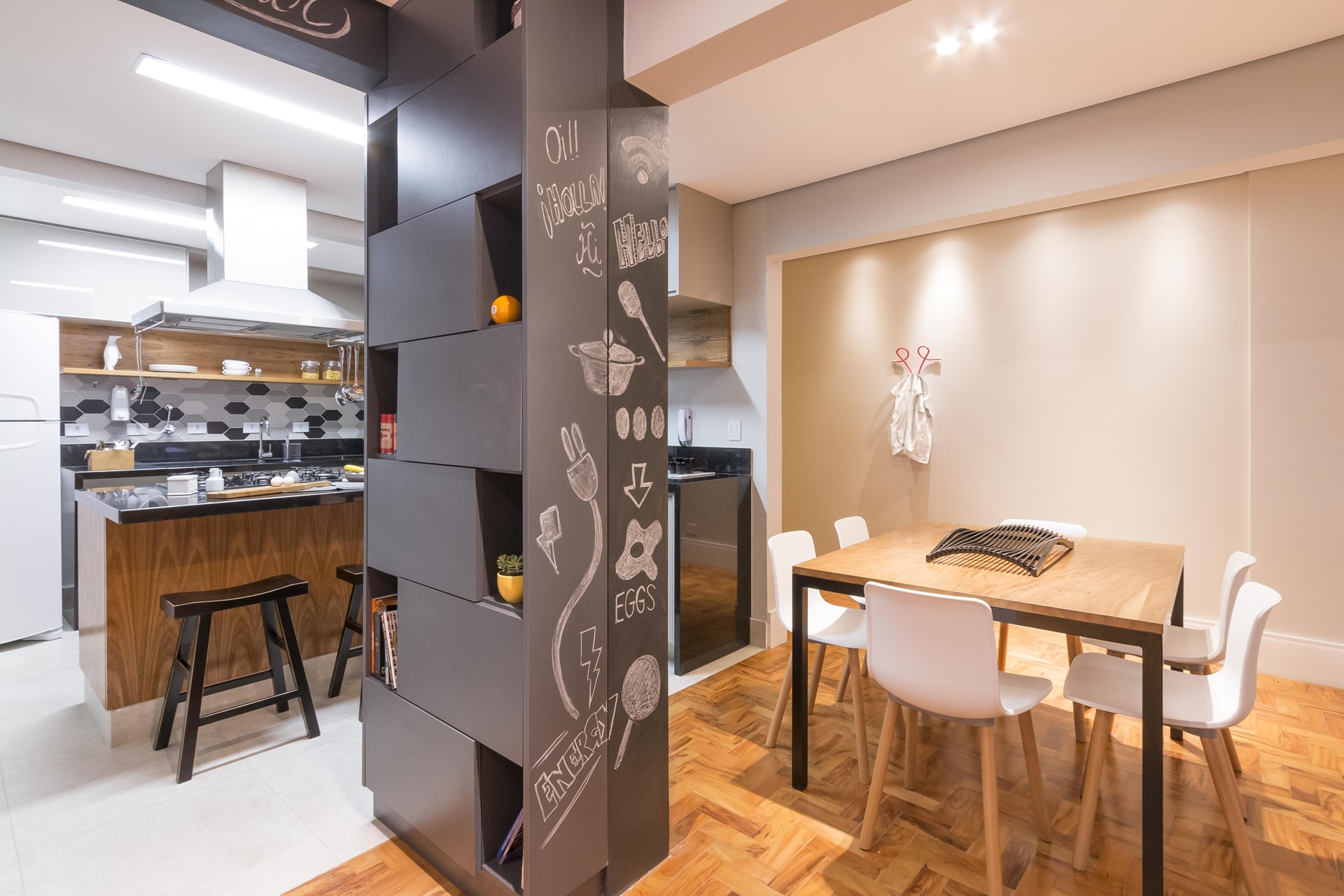 Sala de jantar com piso de taco integrada a cozinha com piso frio e claro